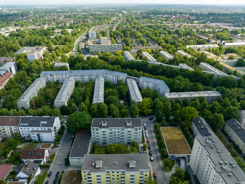 Luftaufnahme von Wohngebieten und Bäumen.