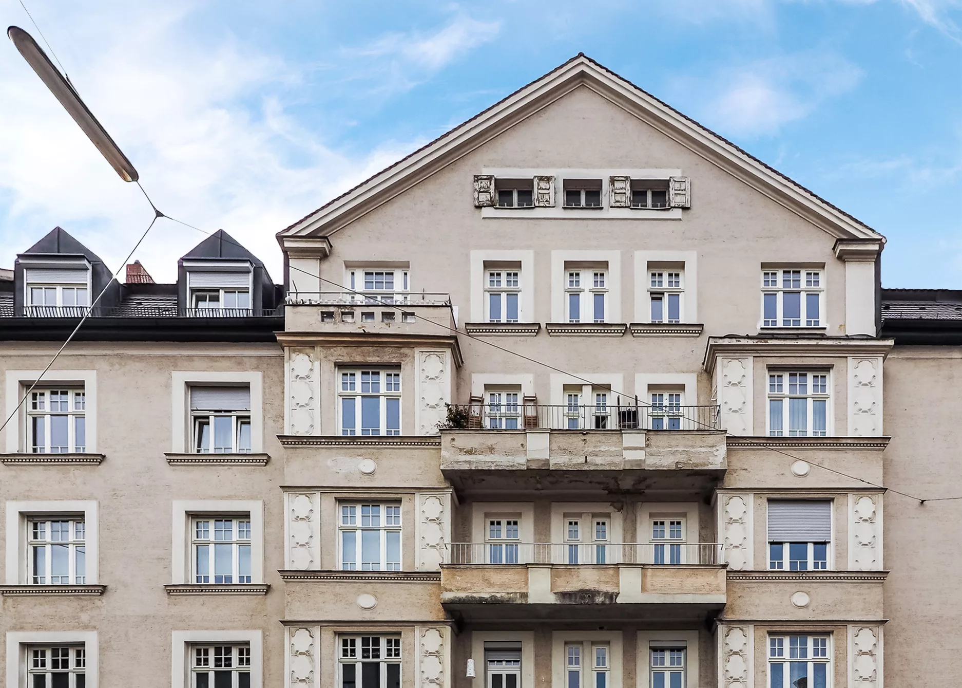 Traditionelles Wohngebäude mit Fenstern und Balkon in Bogenhausen