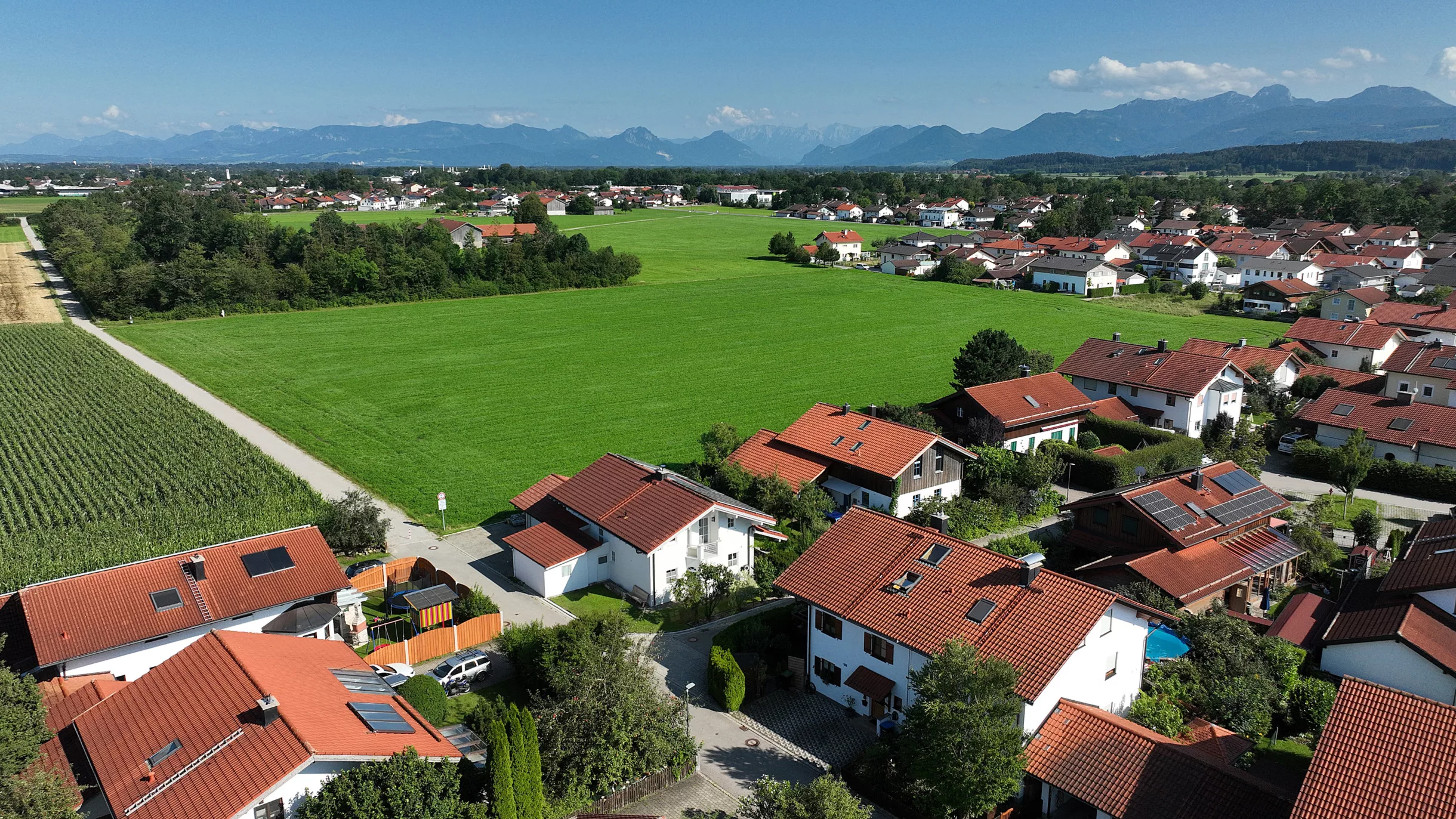 Luftaufnahme von Wohnhäusern und Feldern von Bruckmühl