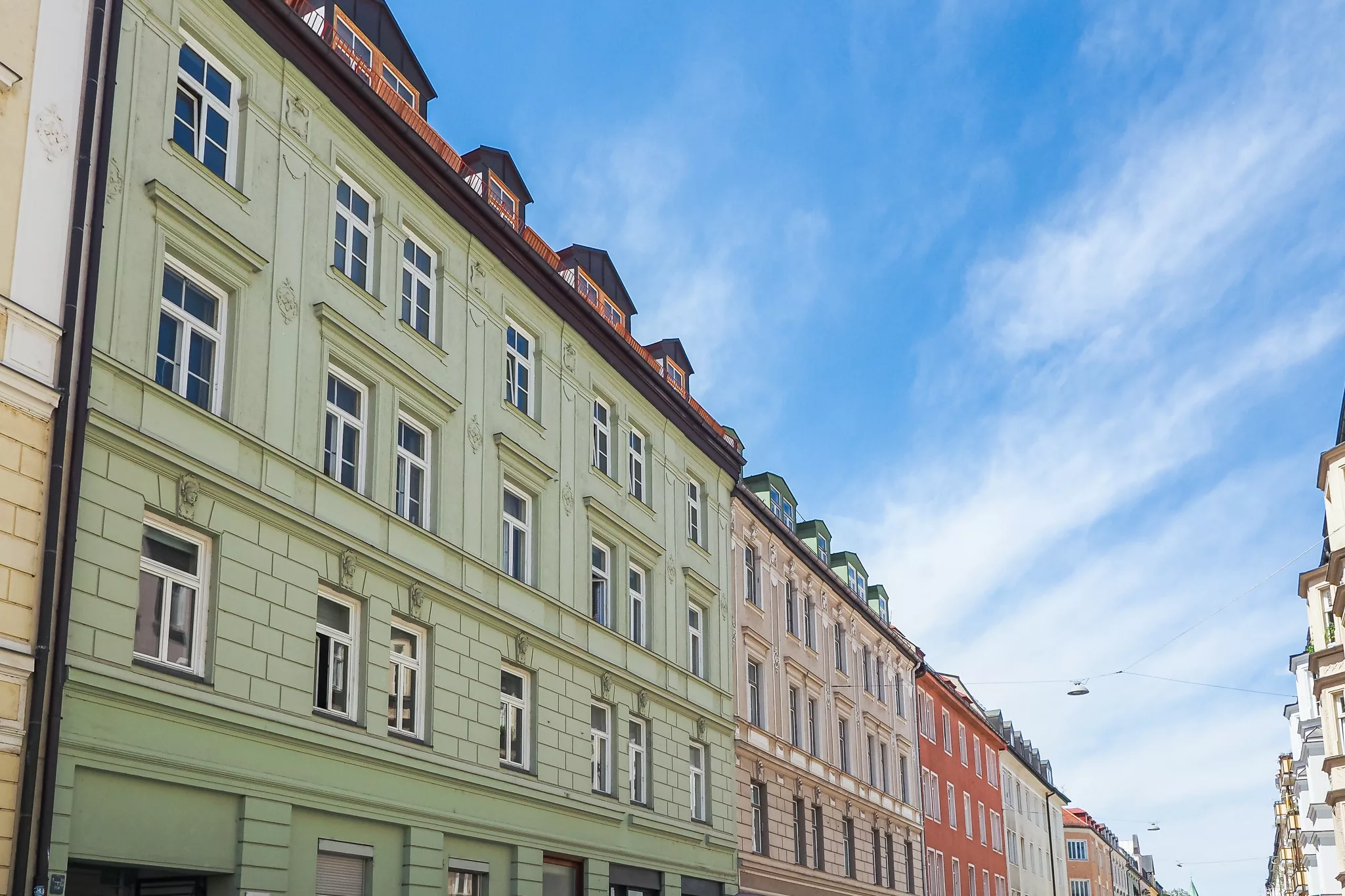 Bunte alte Gebäude unter blauem Himmel.