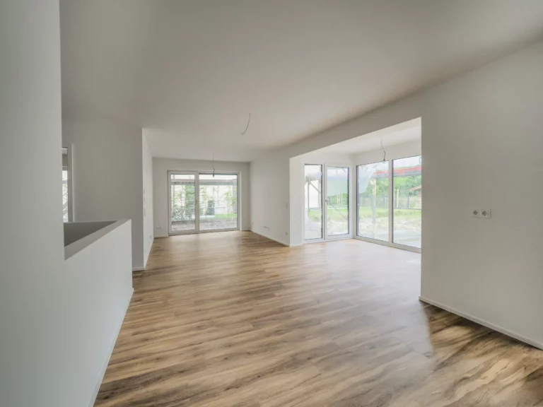 Helles, offenes Wohnzimmer mit Holzfußboden