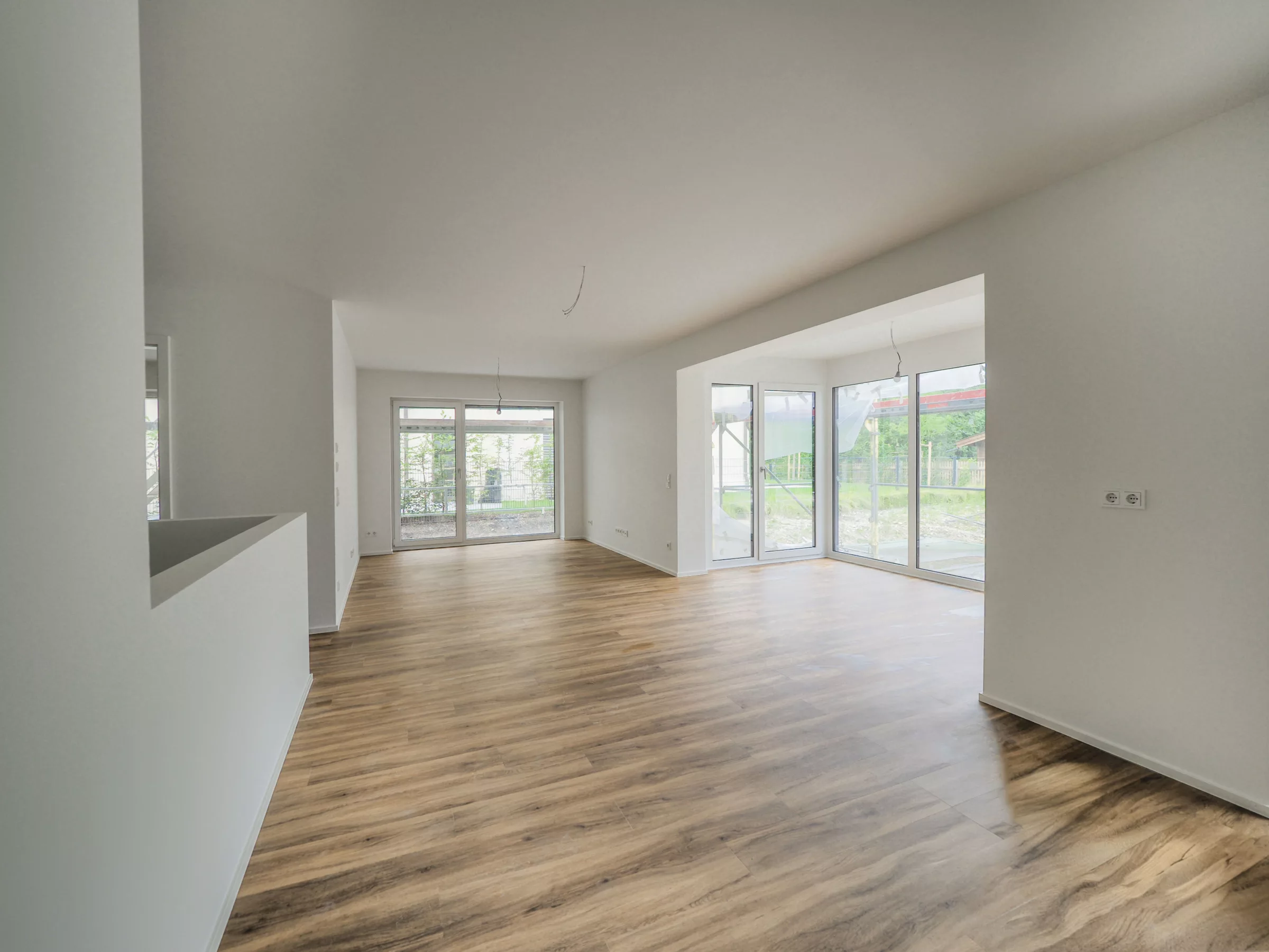 Helles, offenes Wohnzimmer mit Holzfußboden