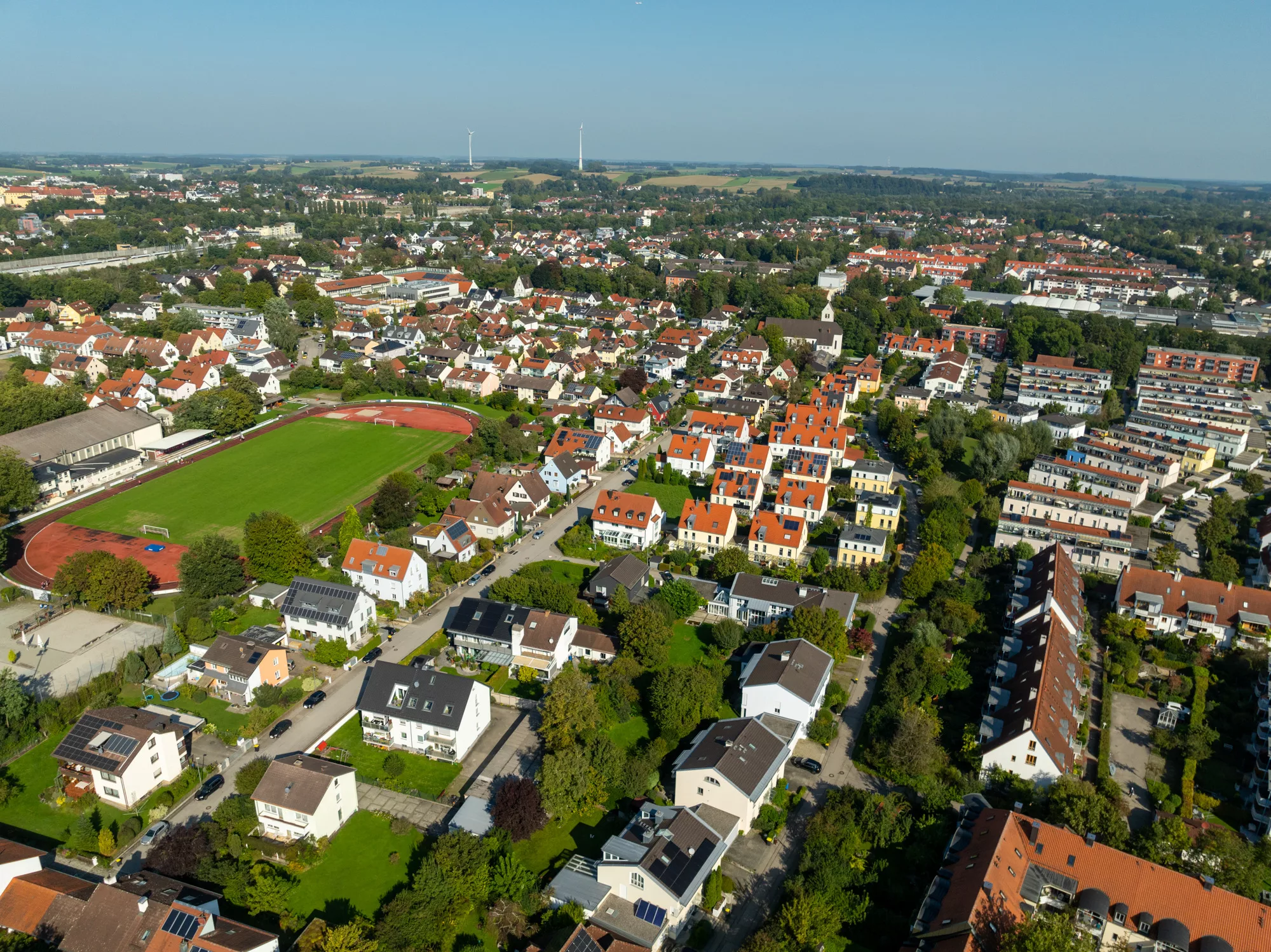 Luftaufnahme einer modernen Wohnsiedlung mit Sportplatz in Dachau
