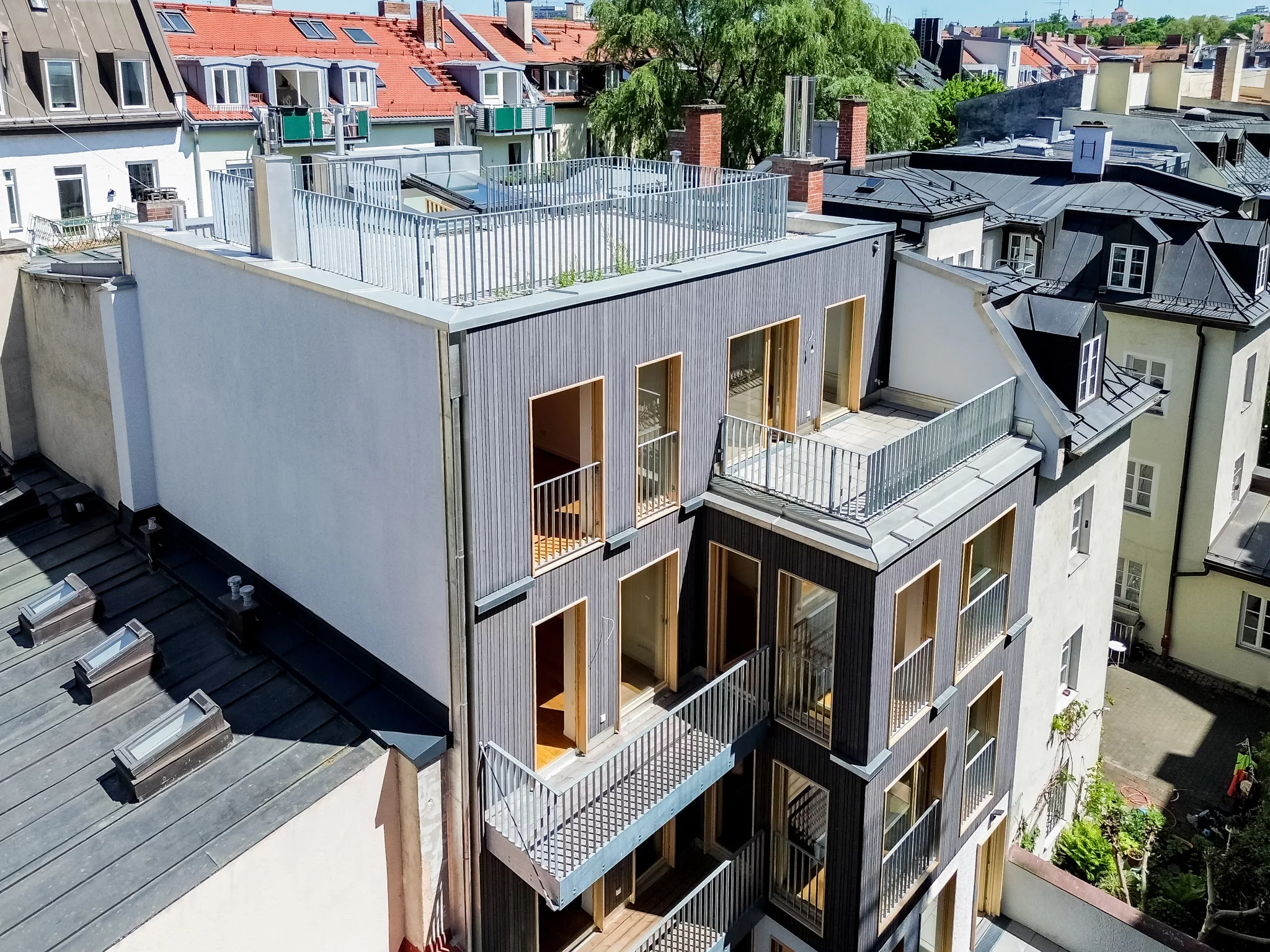 Moderne Wohngebäude mit Dachterrasse in der Stadt.
