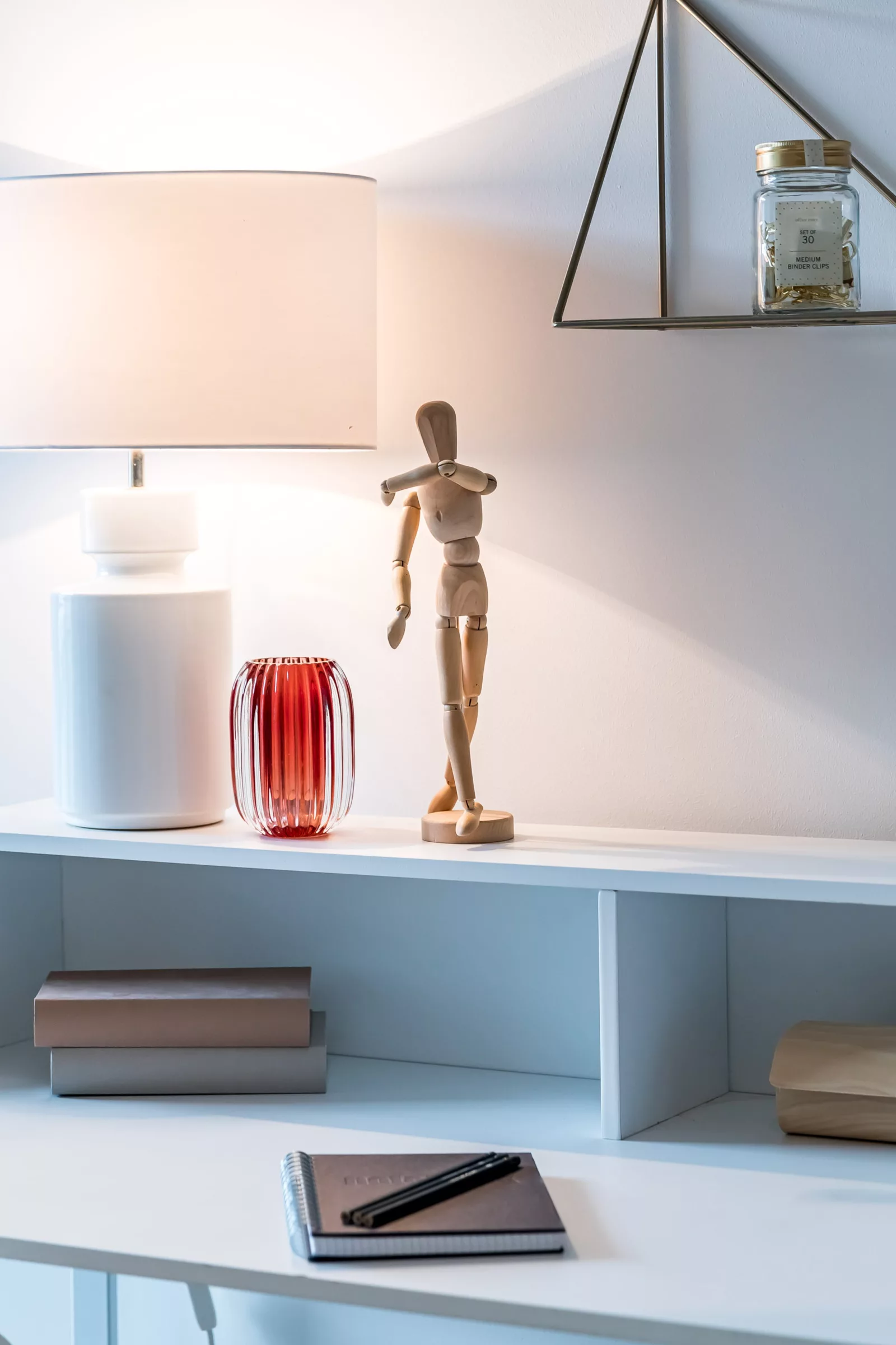 Moderne Innenausstattung mit Lampe und Dekoration.