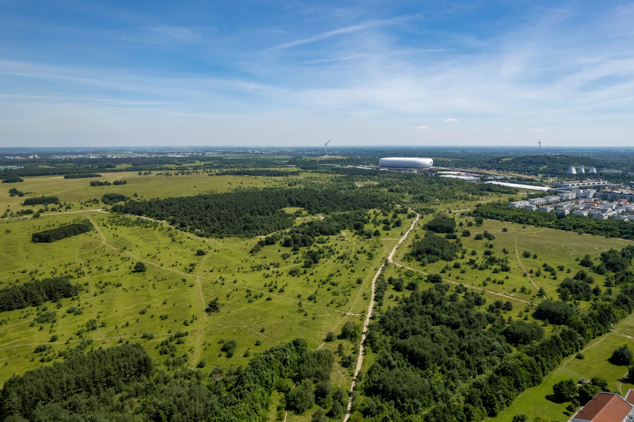 Landschaft von Freimann mit Wiesen und einem Stadion im Hintergrund
