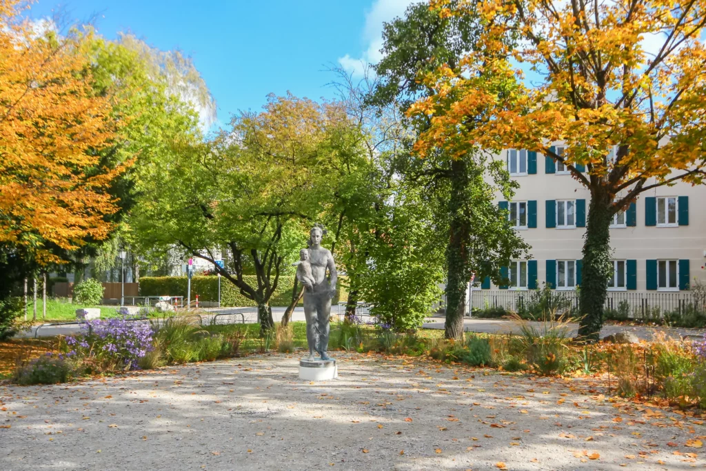 Skulptur in einem herbstlichen Park in Garching
