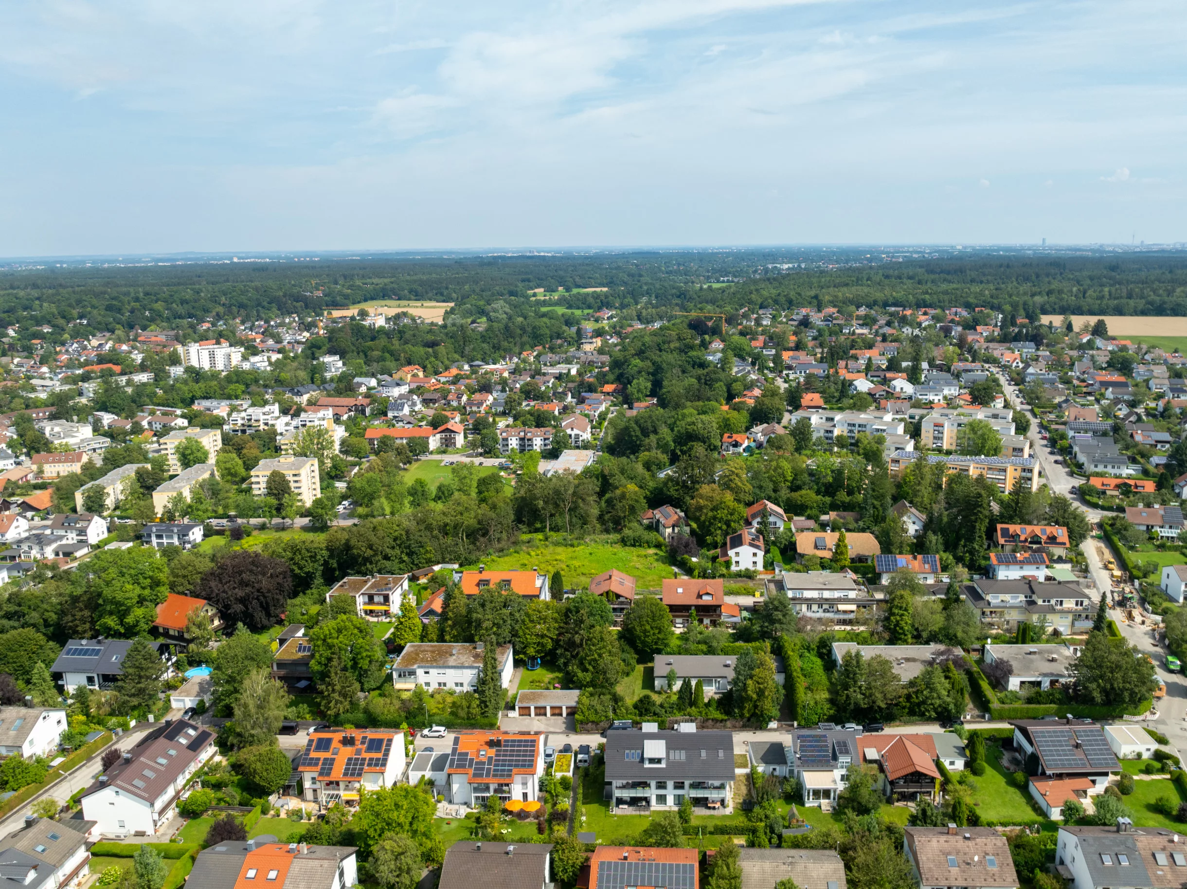 Luftaufnahme von Gauting mit Bäumen