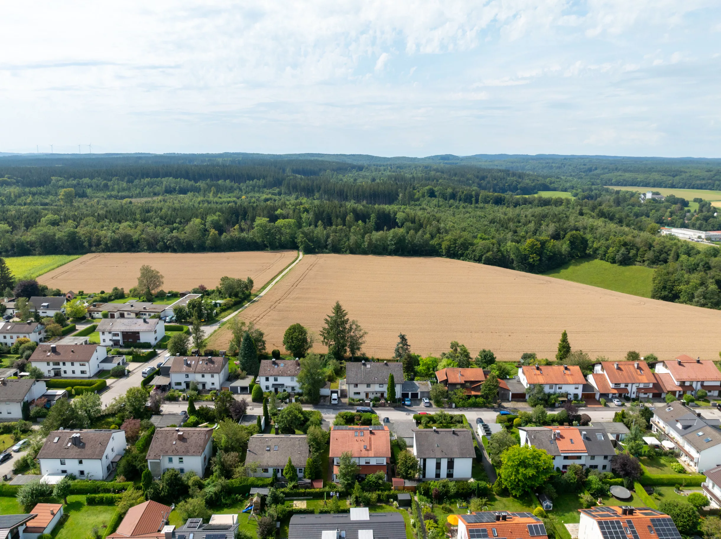 Luftaufnahme von Häusern und Feldern in der Natur von Gauting.