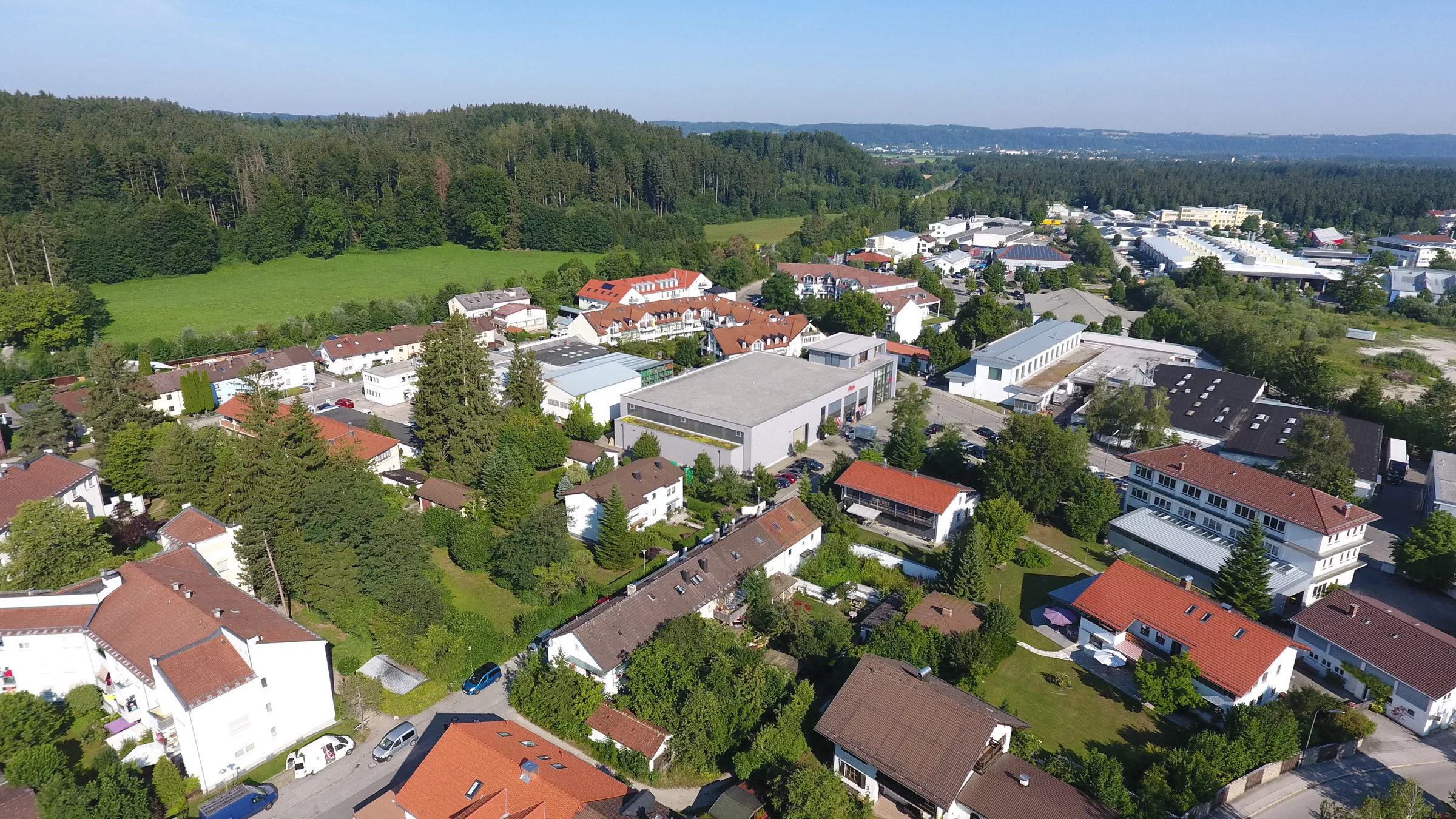 Luftaufnahme von Geretsried mit Natur.