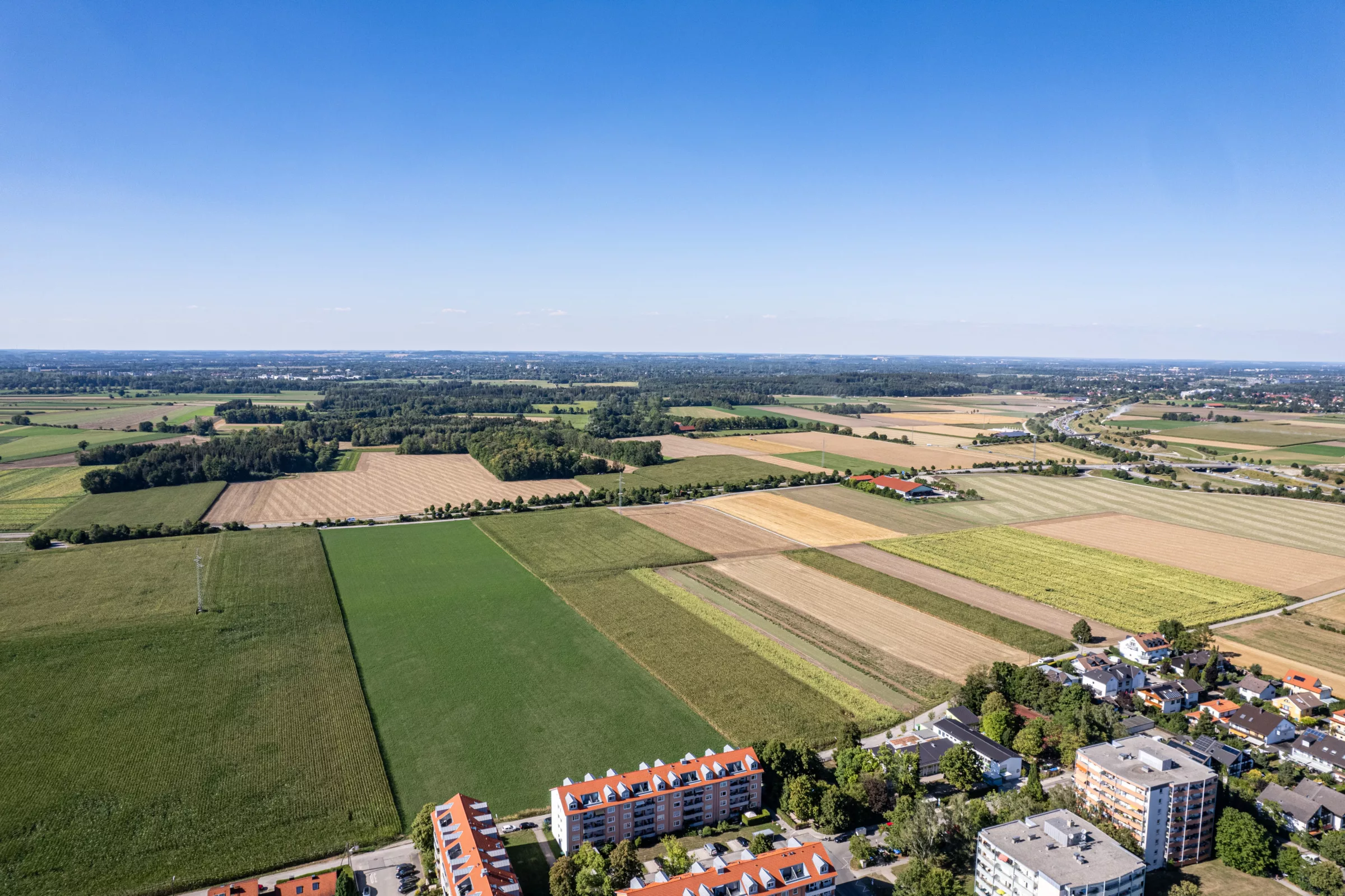 Weite Landschaft mit Feldern und Gebäuden in Germering