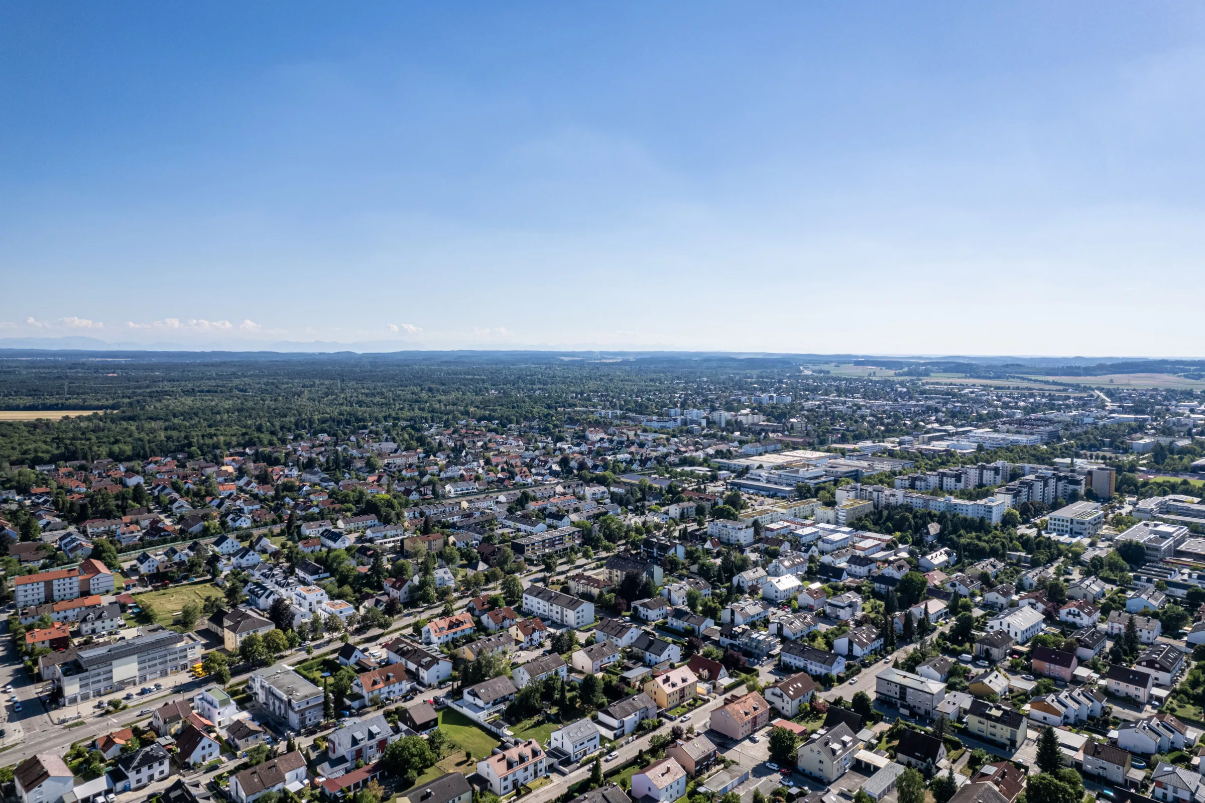 Luftaufnahme von Germering unter blauem Himmel.
