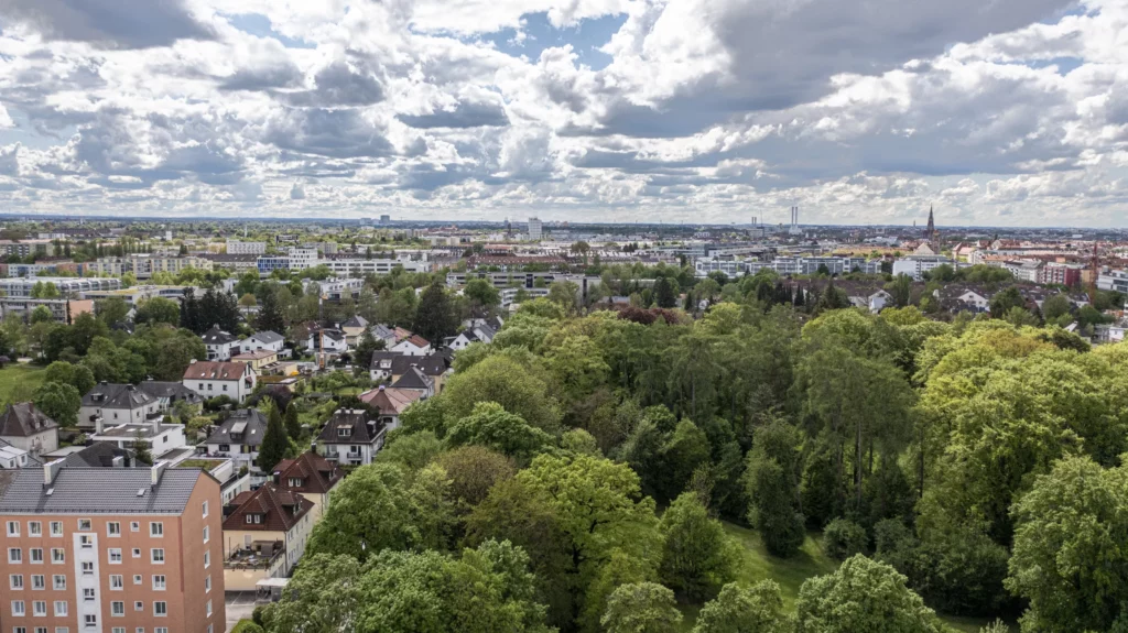 Stadtansicht mit Häusern und viel Grün