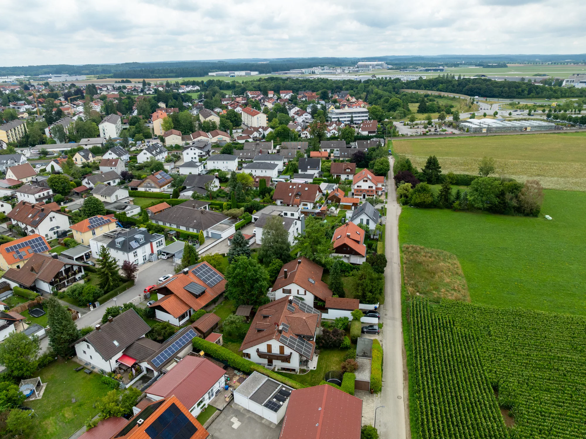 Luftaufnahme eines Wohngebiets mit Feldern