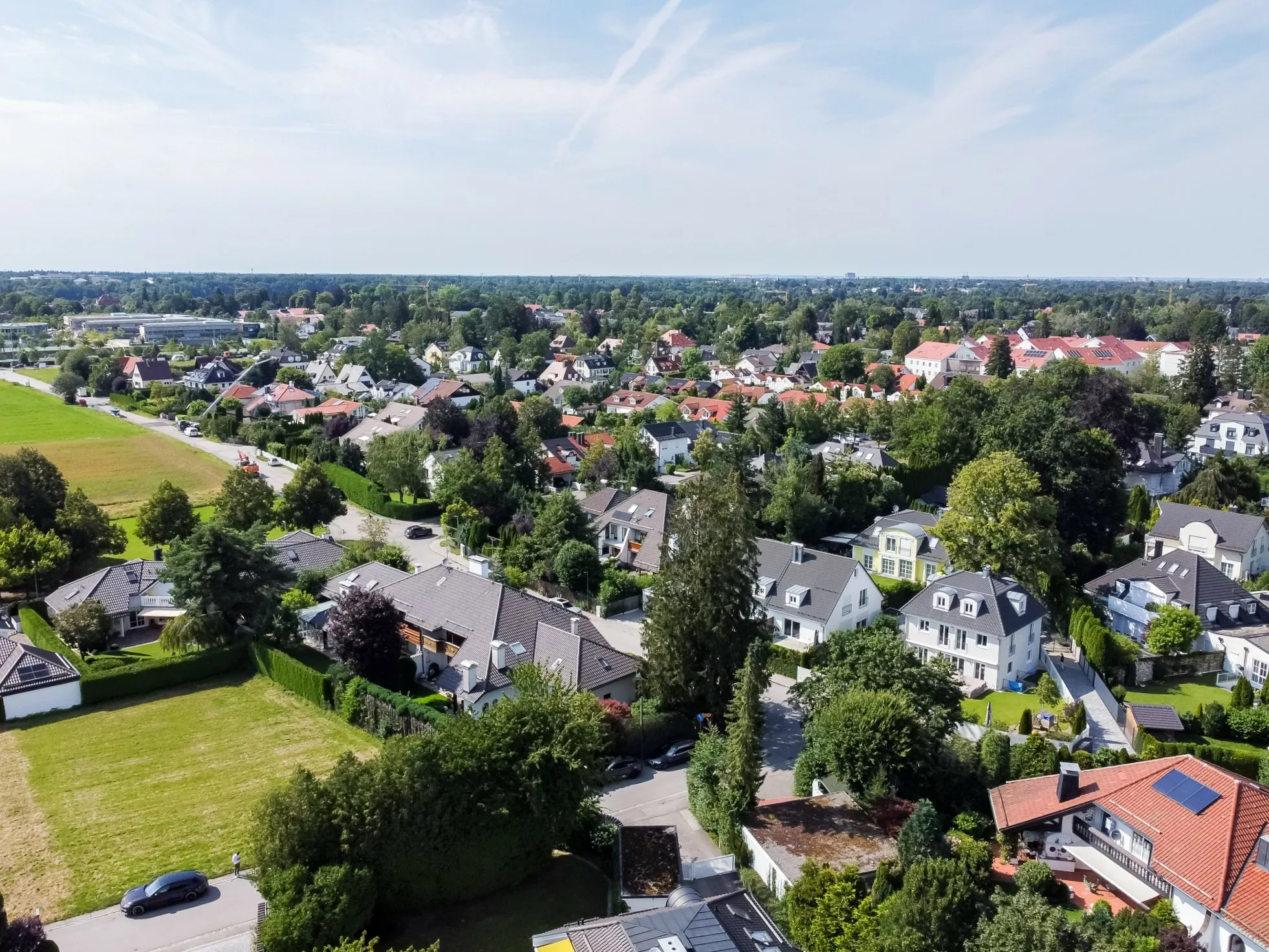 Luftaufnahme einer ruhigen Wohngegend mit Häusern.