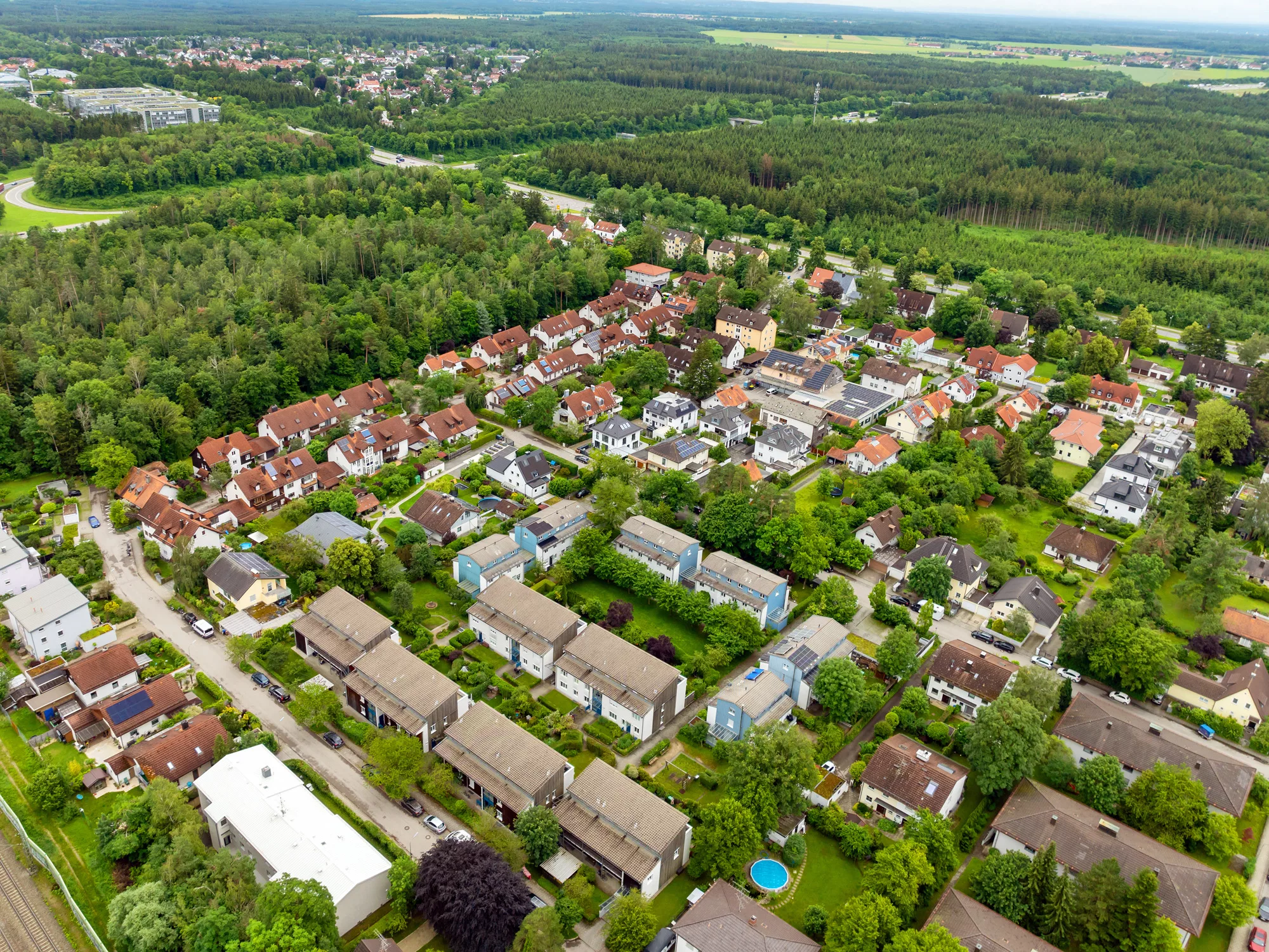 Luftaufnahme einer grünen Wohngegend mit Häusern