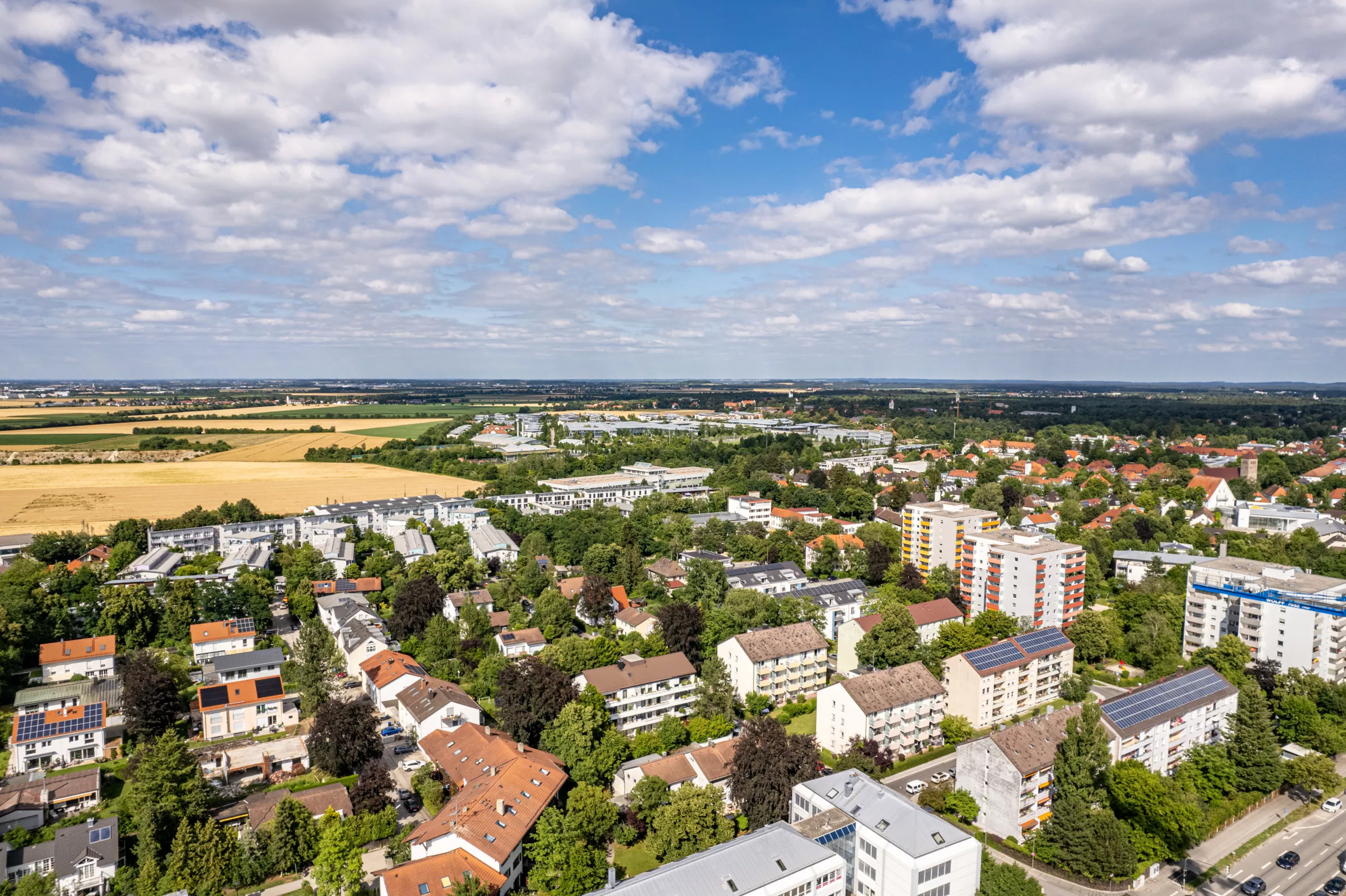Luftaufnahme einer Stadt mit grünen Flächen