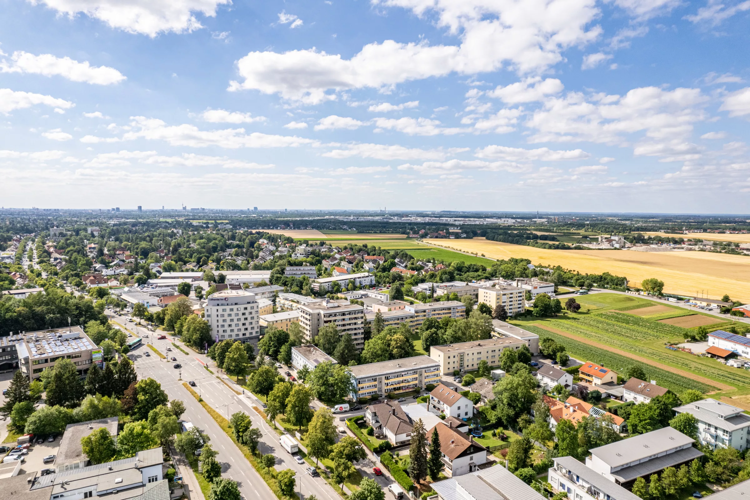 Luftaufnahme einer Stadtlandschaft mit Feldern