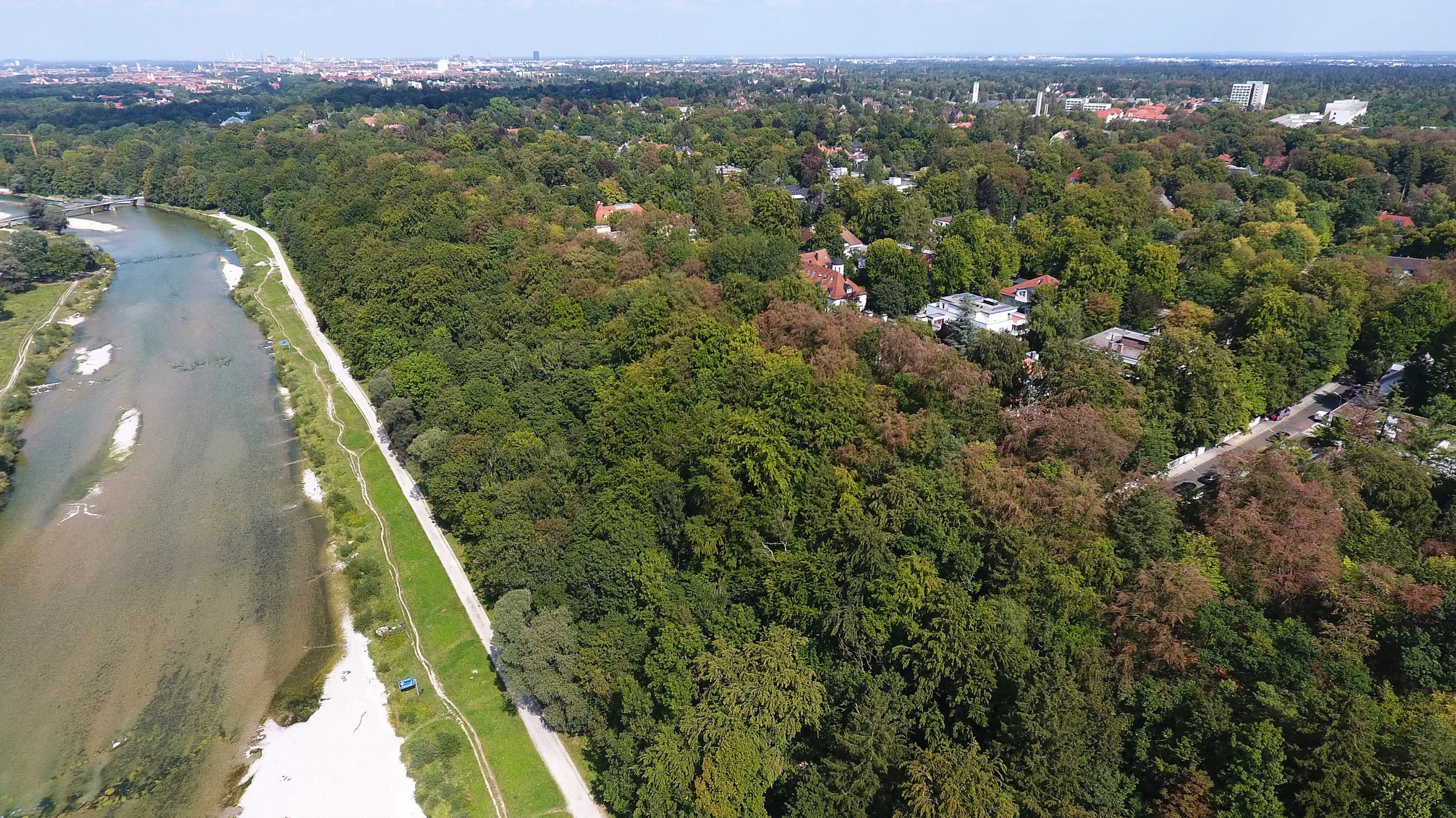 Landschaft mit Fluss, Wäldern und Häusern in Harlaching.