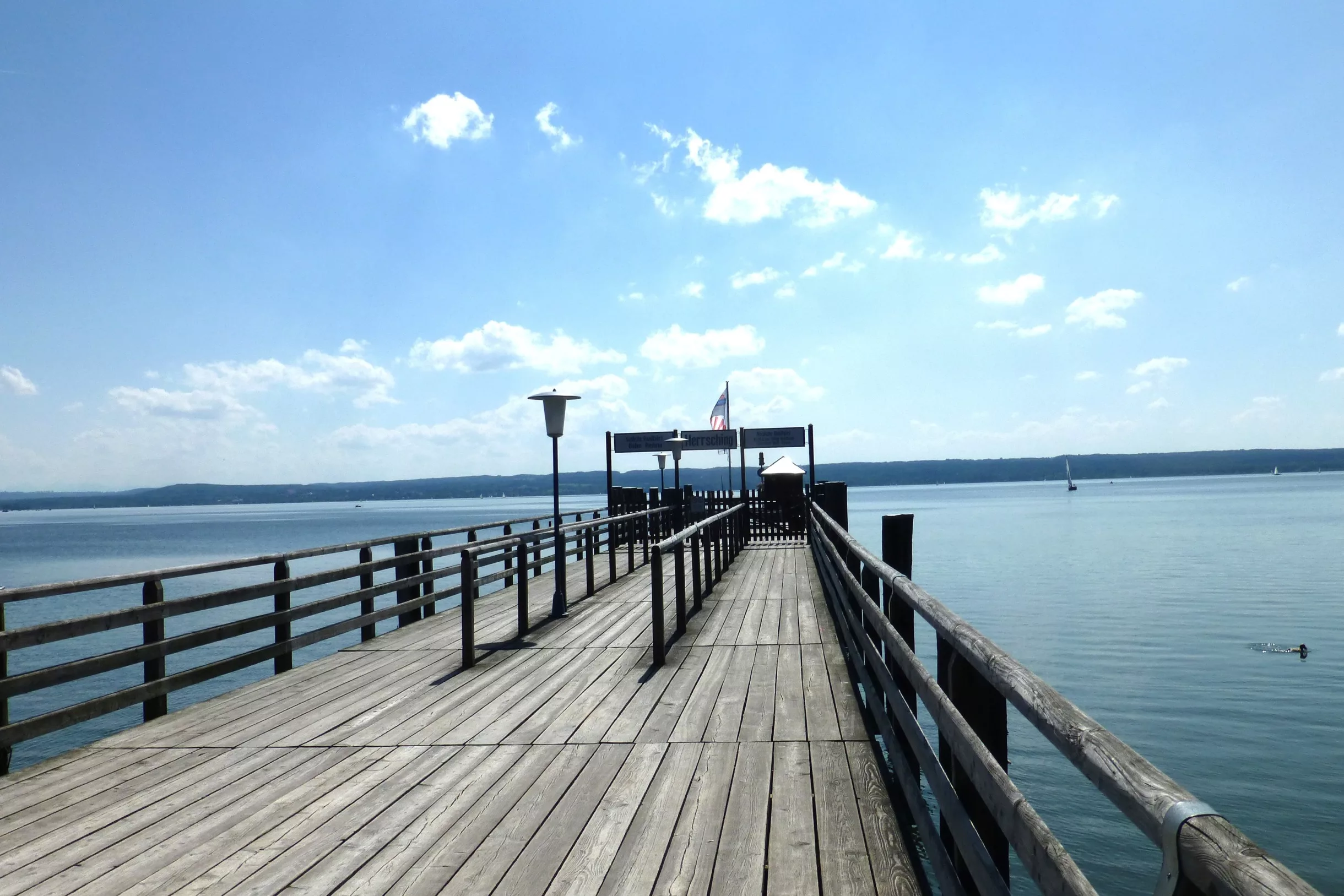 Holzpier am Wasser unter klarem Himmel
