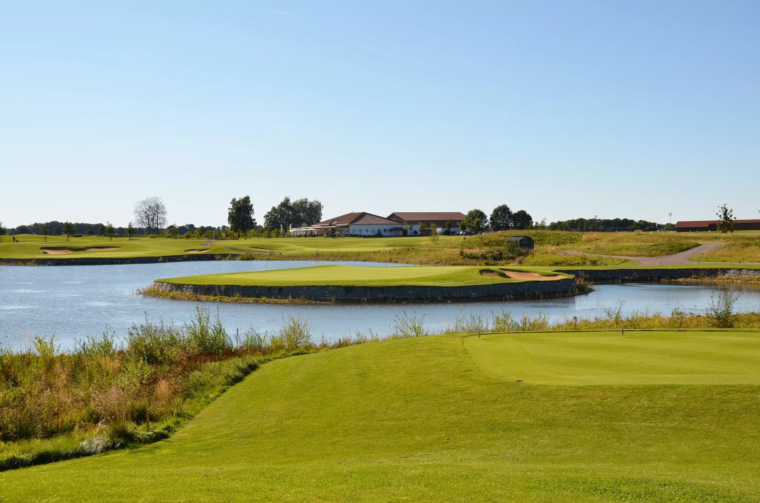 Golfplatz mit See und blauen Himmel