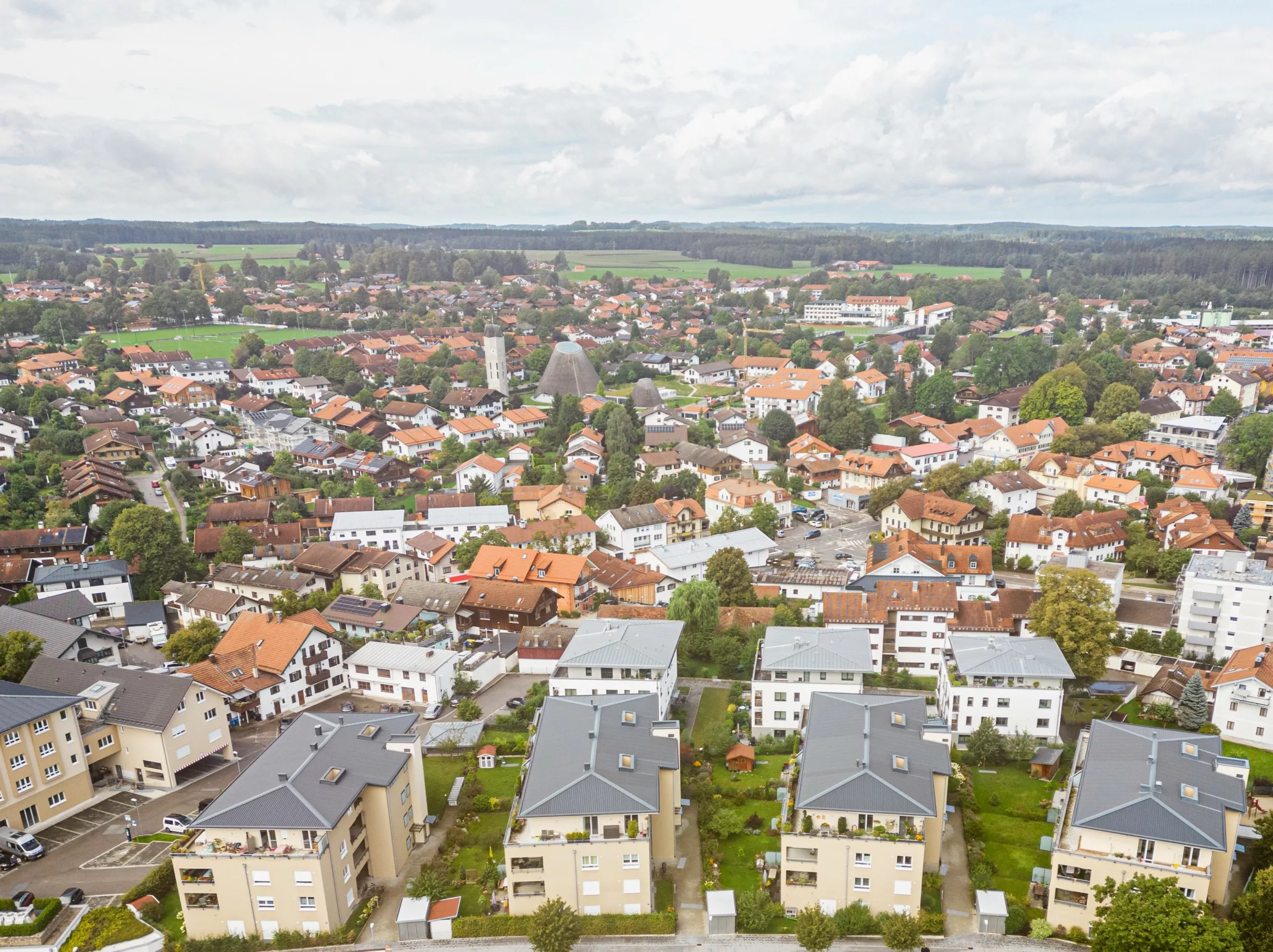 Luftaufnahme eines gemütlichen Wohngebiets mit Häusern