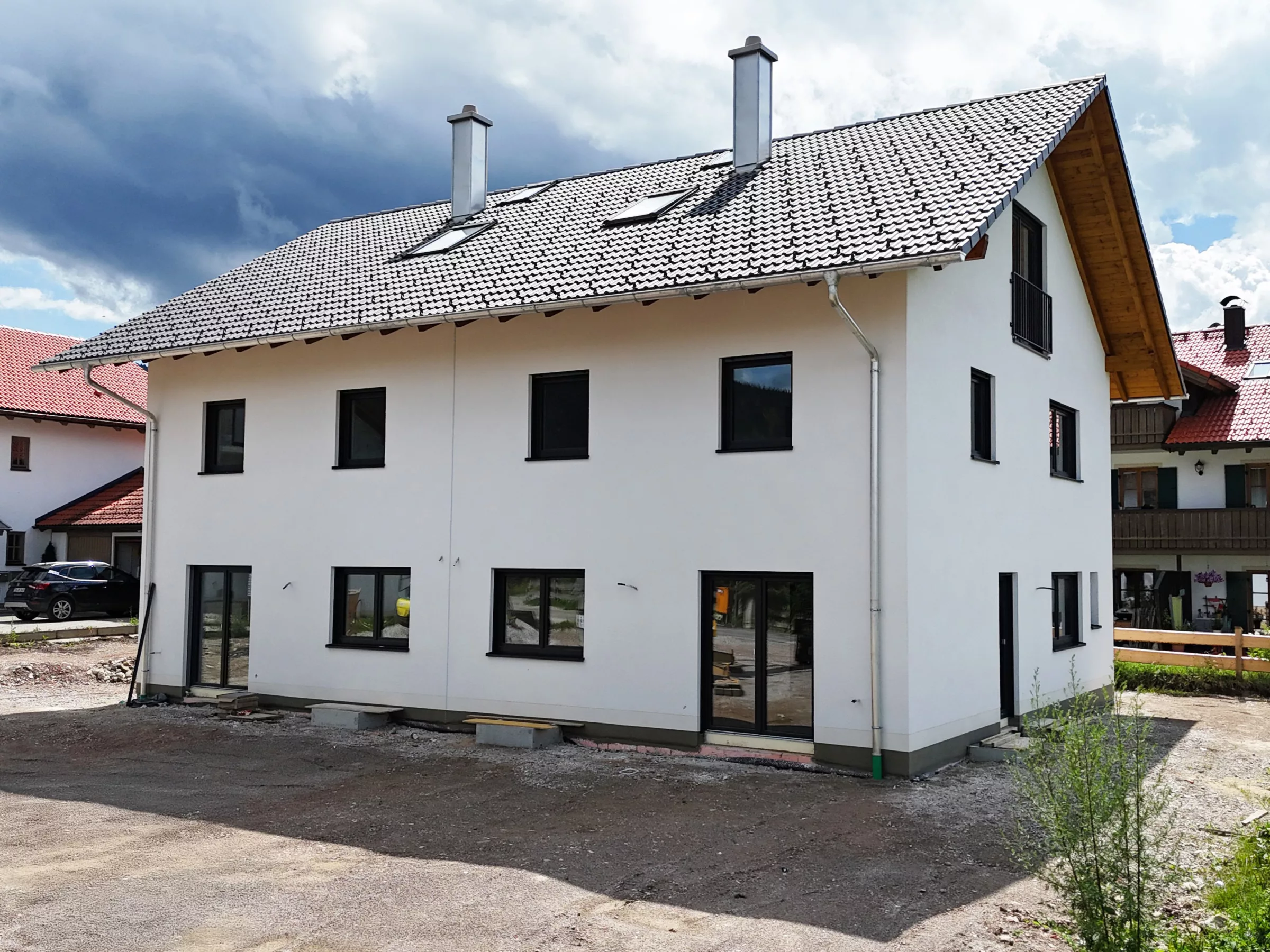 Neues Wohnhaus mit modernen Fenstern und Dach.