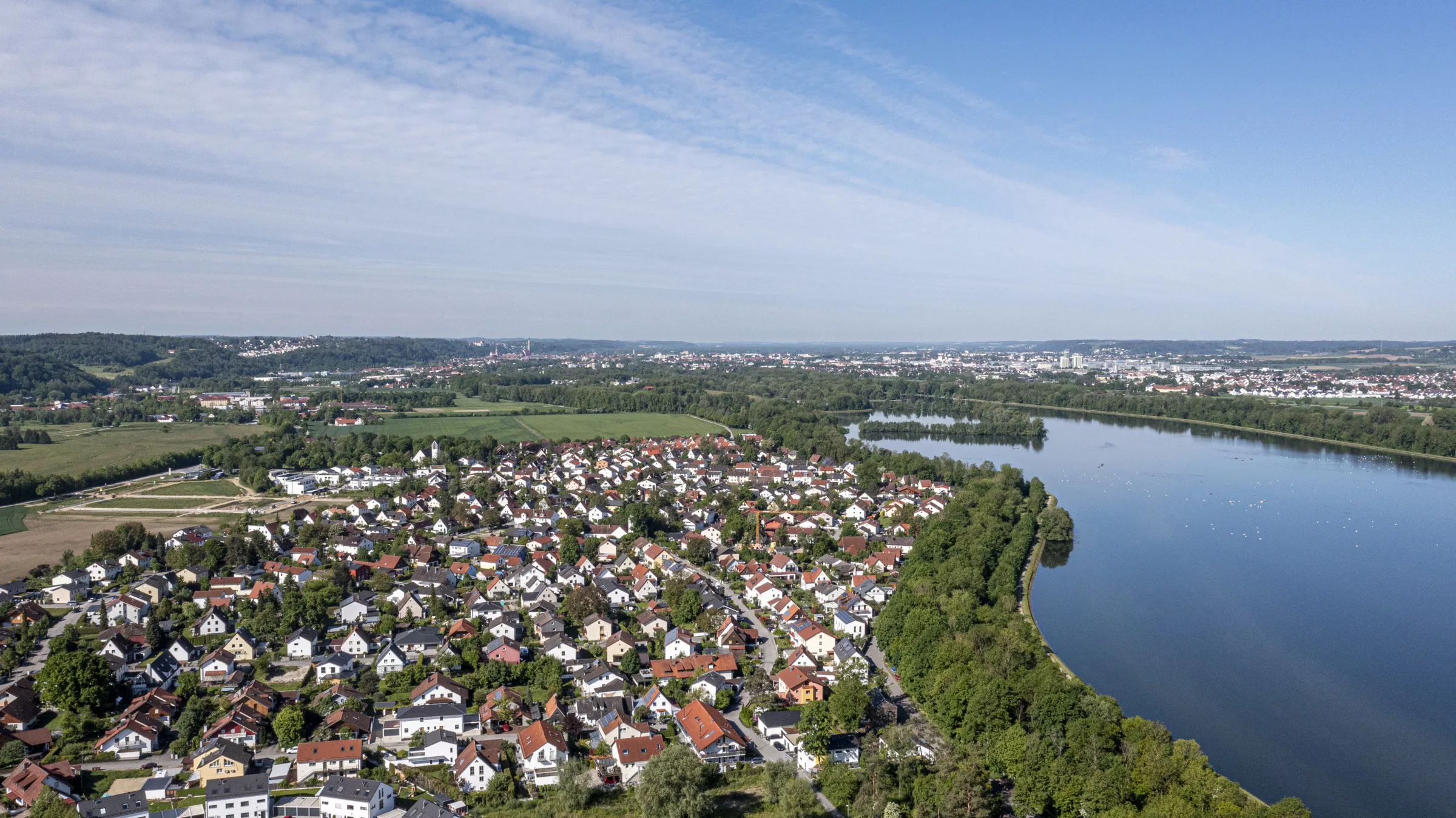 Luftansicht eines Stadtteils von Landshut mit Landschaft und Wasser