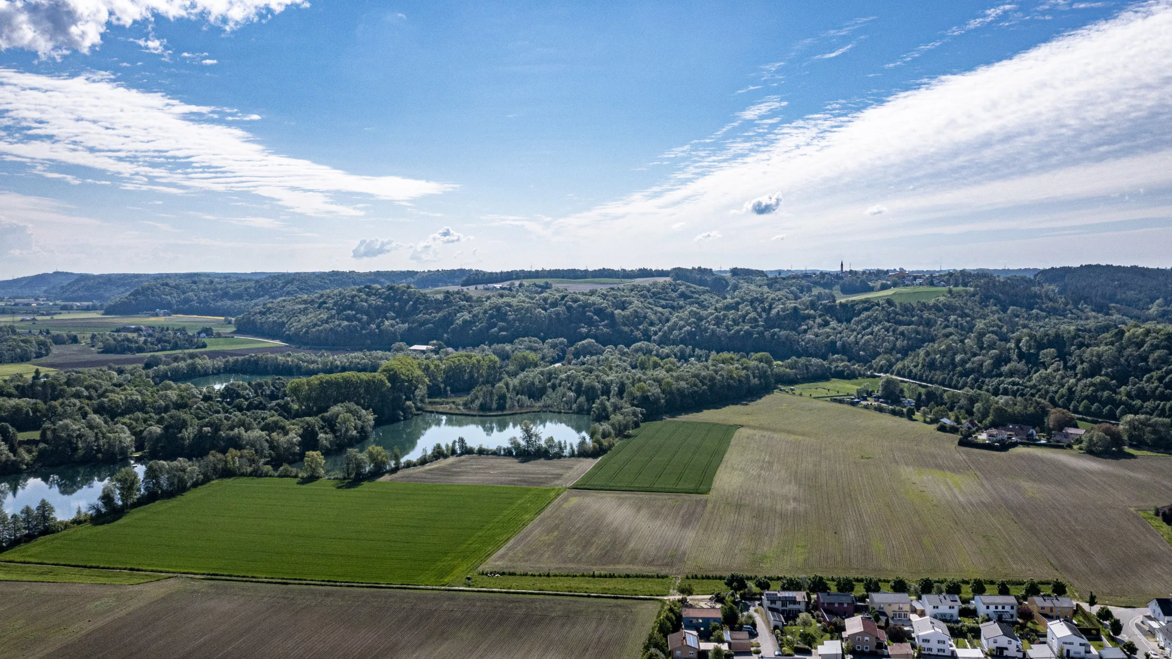 Landschaft mit Fluss und grünen Feldern