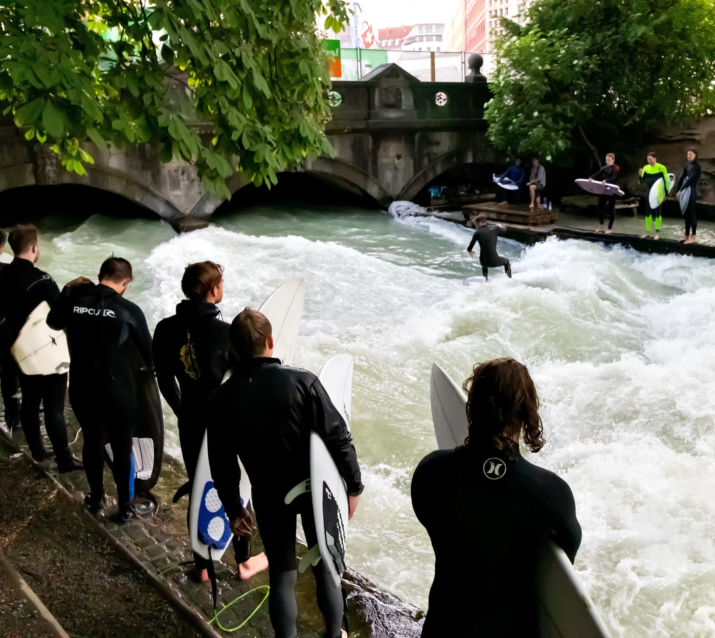 Surfer an der Eisbachwelle im Lehel