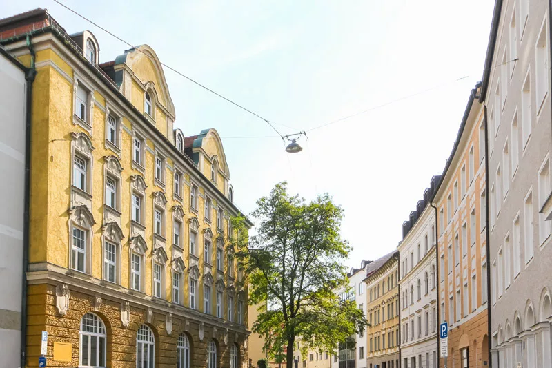 Stadtansicht mit alten Gebäuden und Baum im Lehel