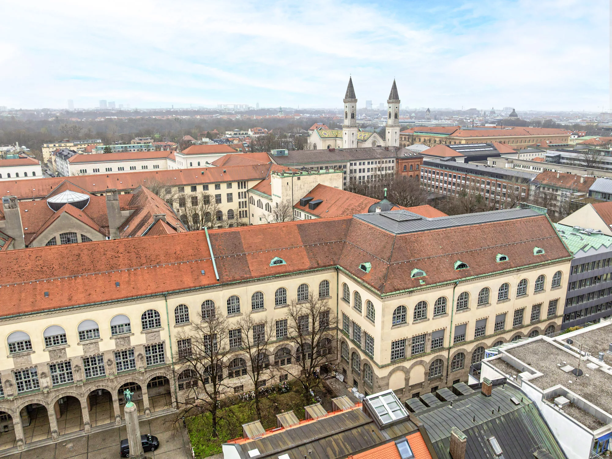 Panoramablick auf Münchens Dächer und Kirchen