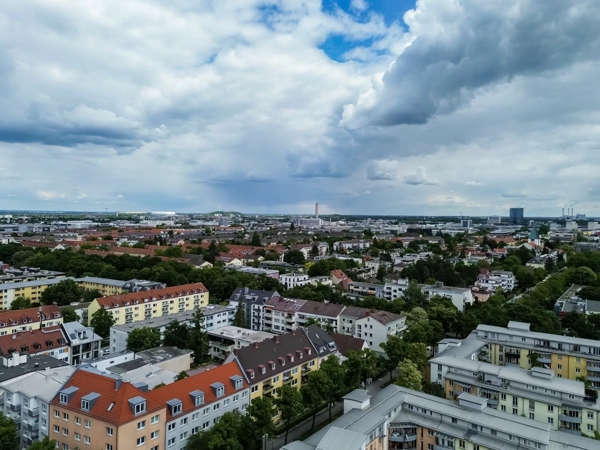 Luftaufnahme einer Stadtlandschaft mit Wolken