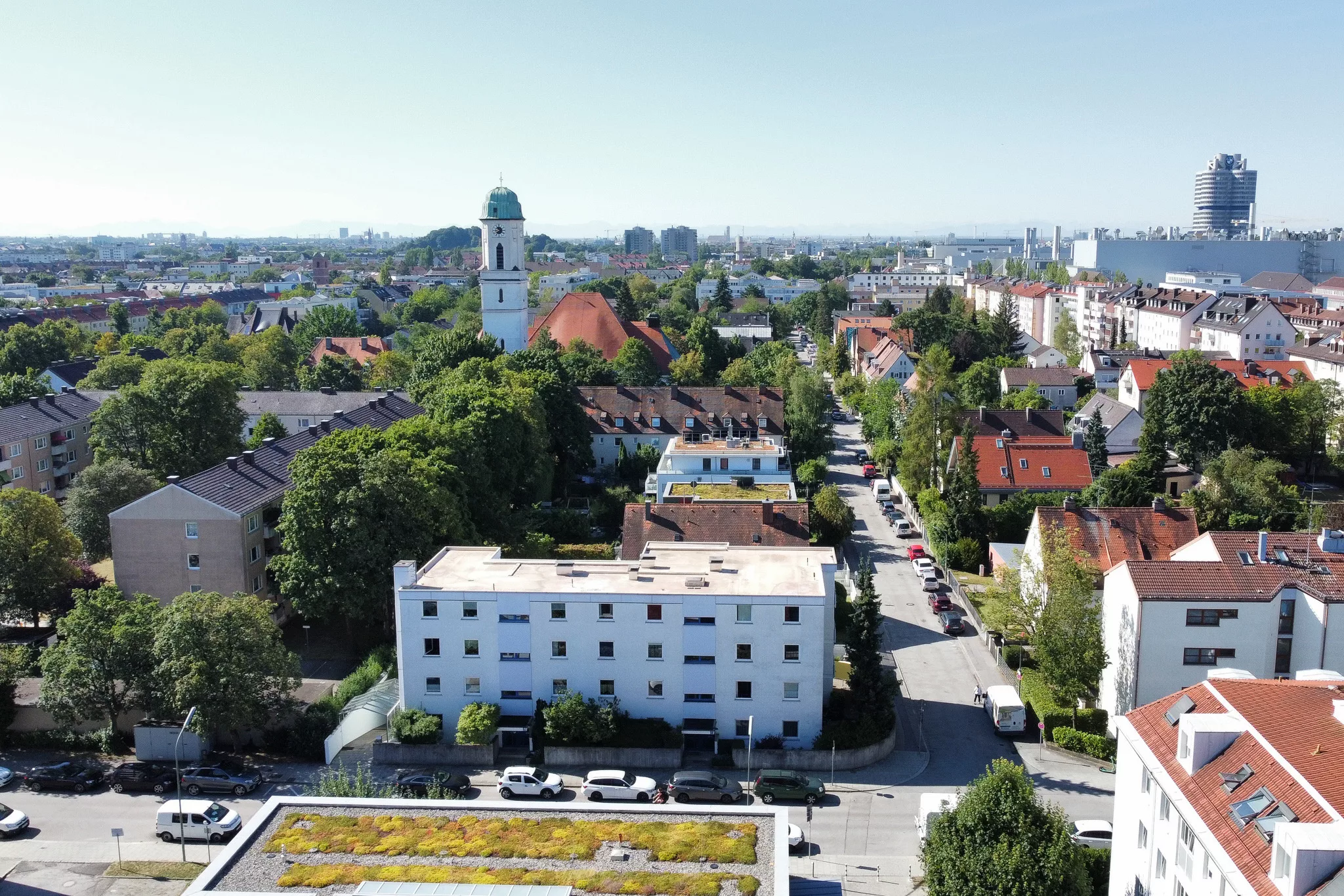 Luftaufnahme einer Stadt mit Wohngebäuden und Bäumen.
