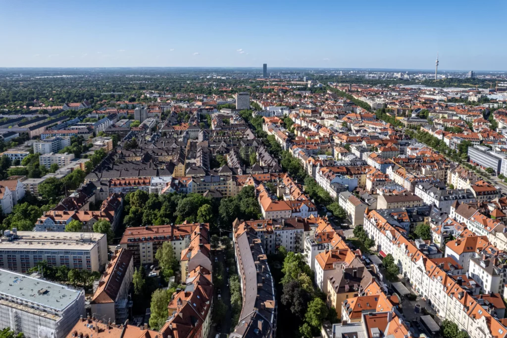 Luftaufnahme von Neuhausen mit vielen Dächern.