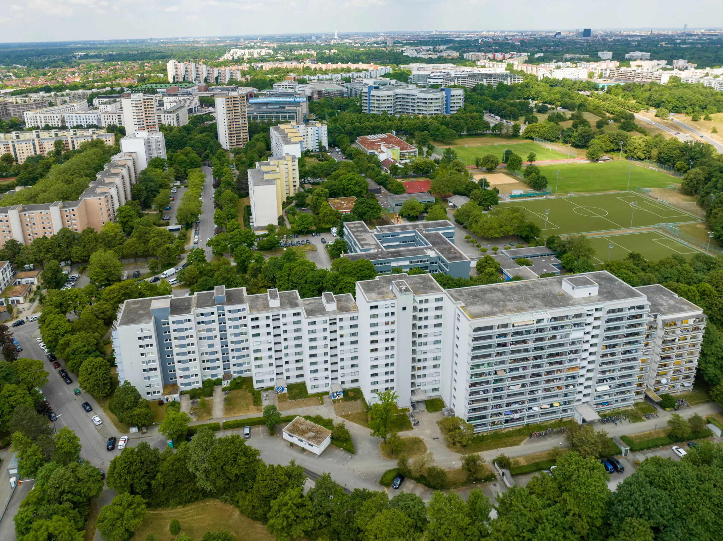 Luftaufnahme eines Wohngebiets mit Grünanlagen