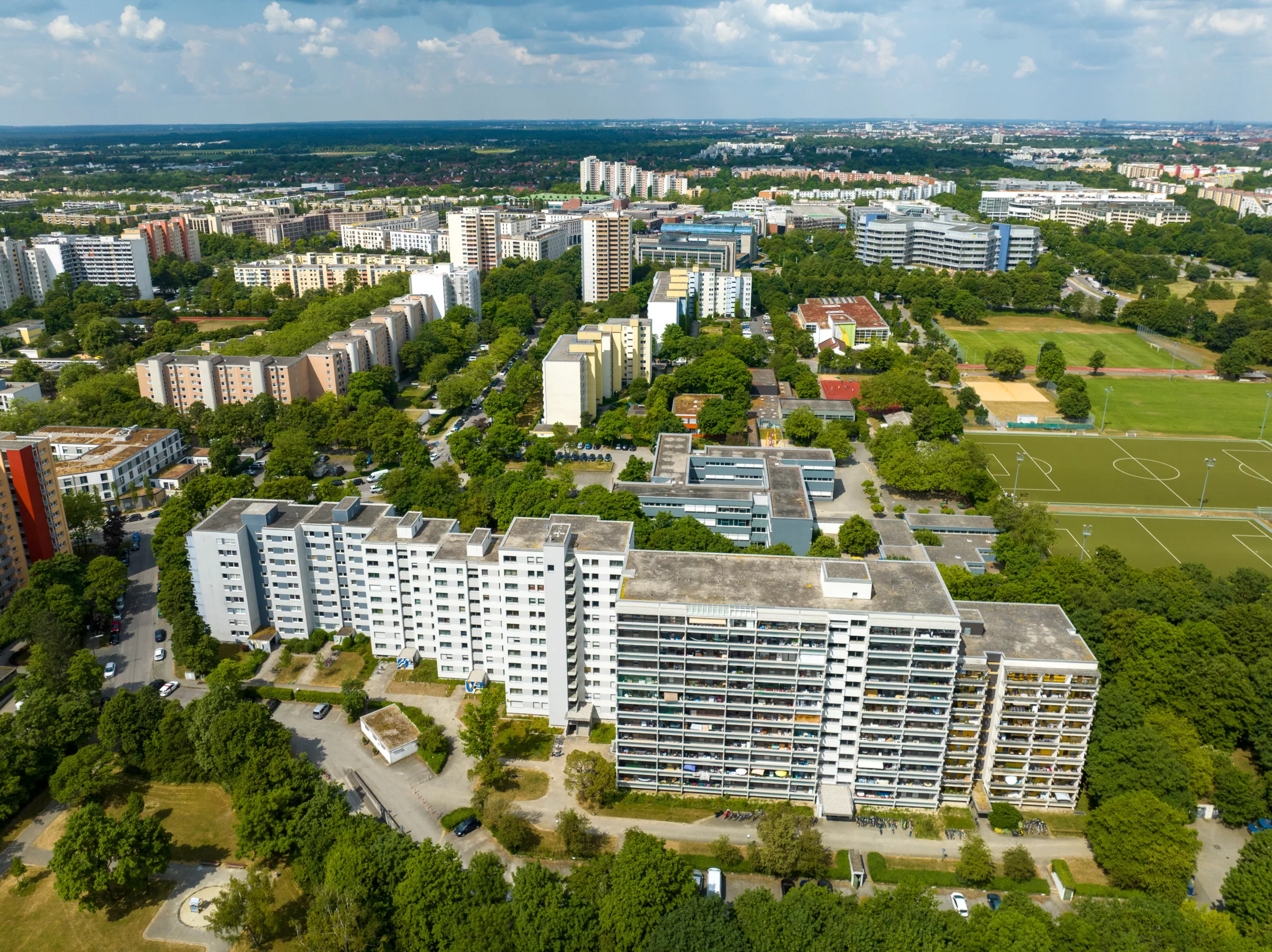 Luftaufnahme einer Wohnsiedlung und Umgebung