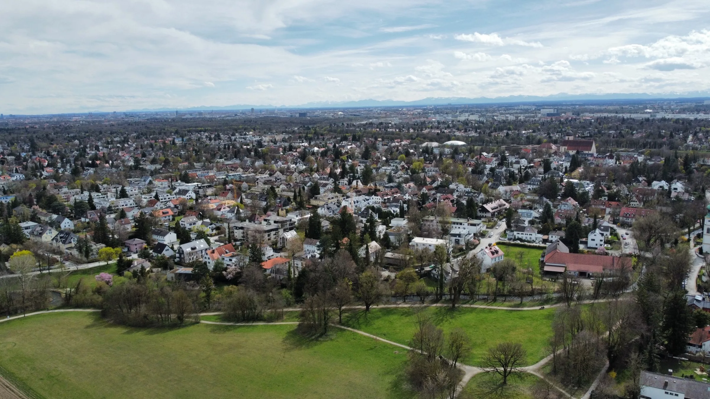 Luftaufnahme von Obermenzing mit Grünflächen und Wohnhäusern.