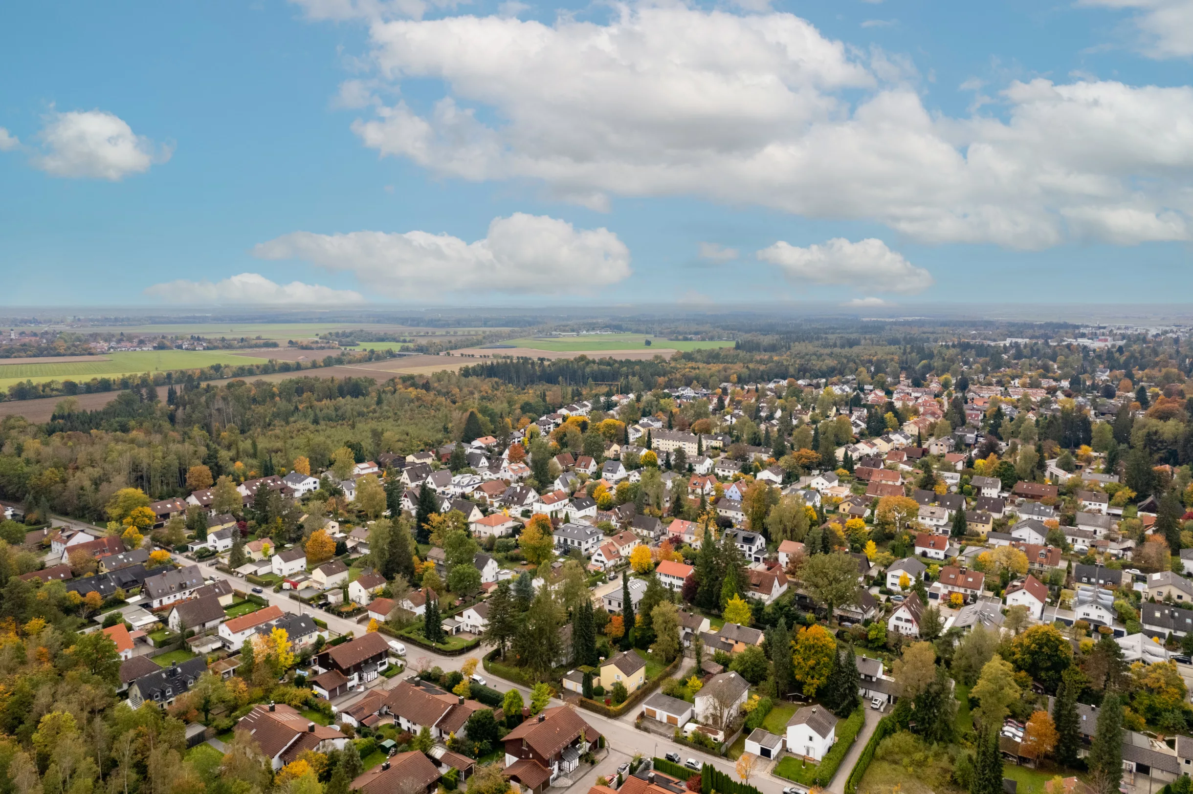 Luftaufnahme einer Wohnsiedlung mit Landschaft
