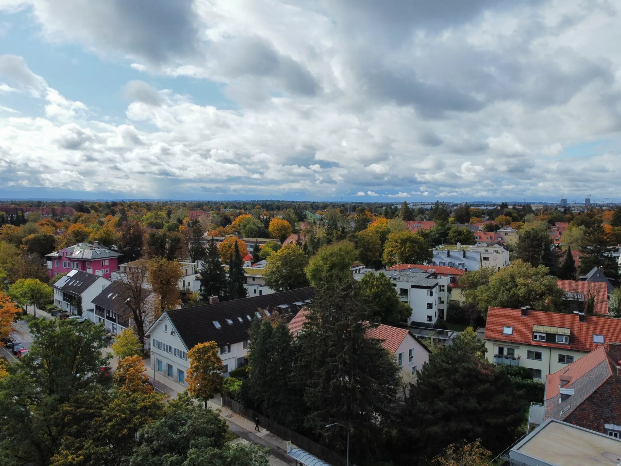 Luftaufnahme einer bunten Wohngegend im Herbst