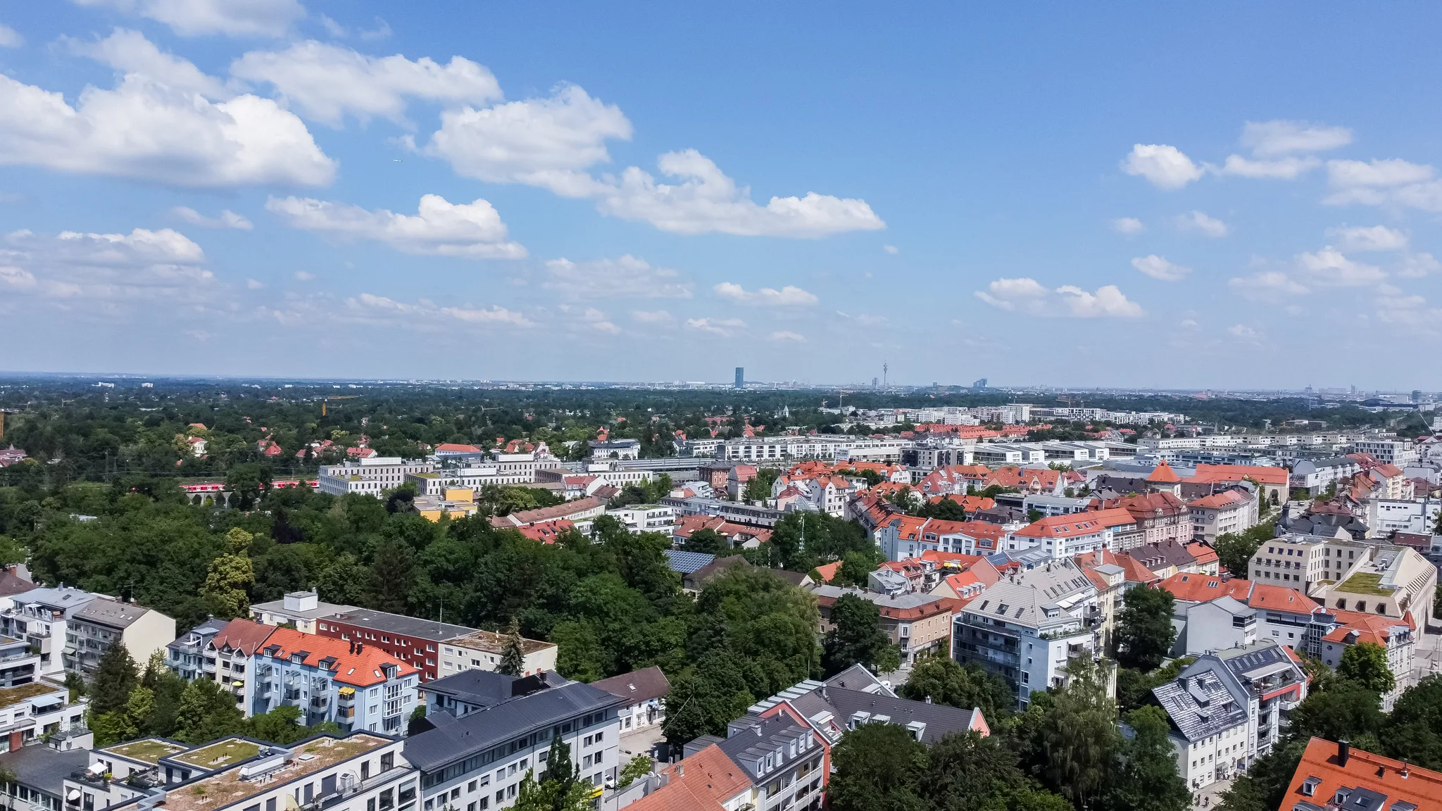 Panoramaansicht einer Stadt mit grünen Flächen