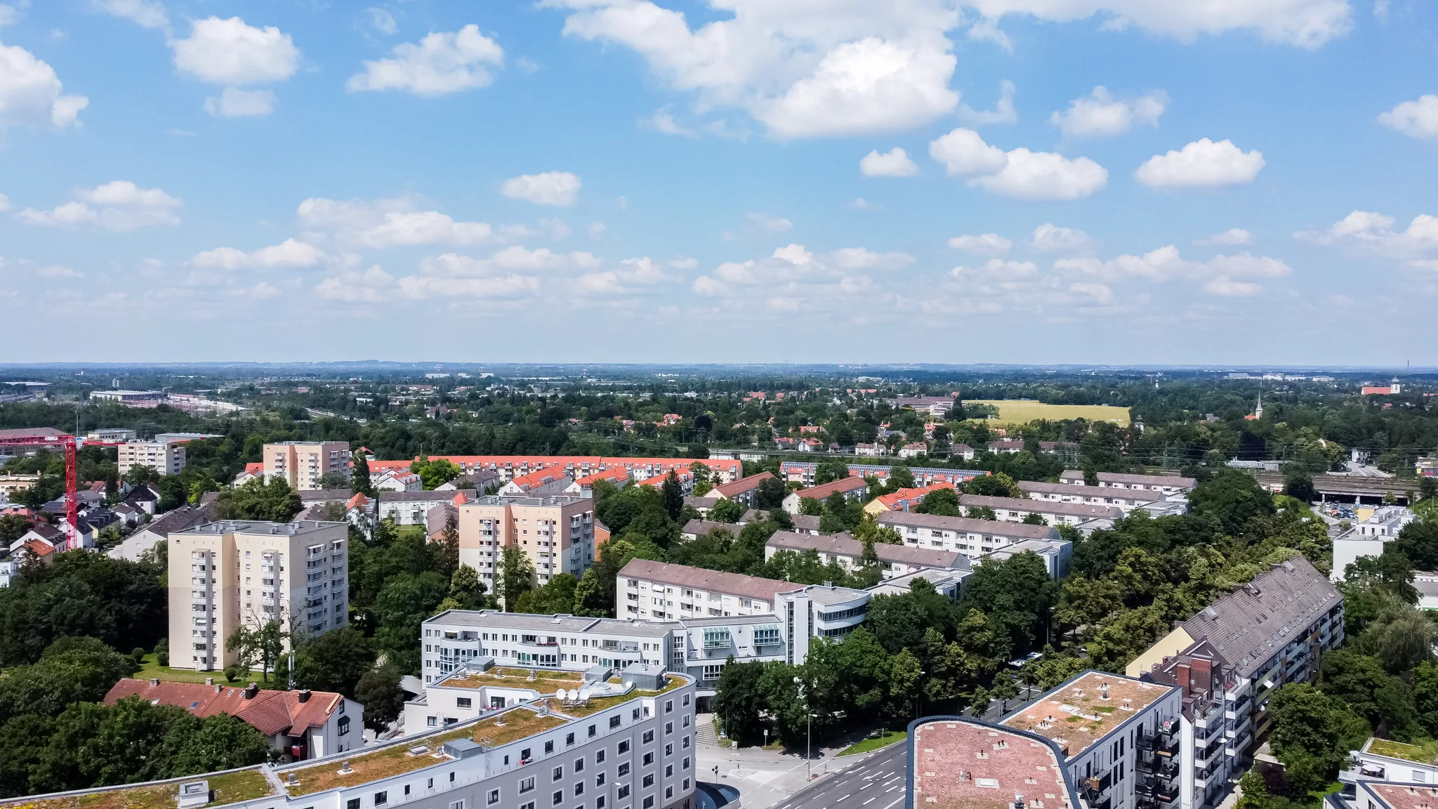 Blick auf eine Stadtlandschaft mit Wolken.
