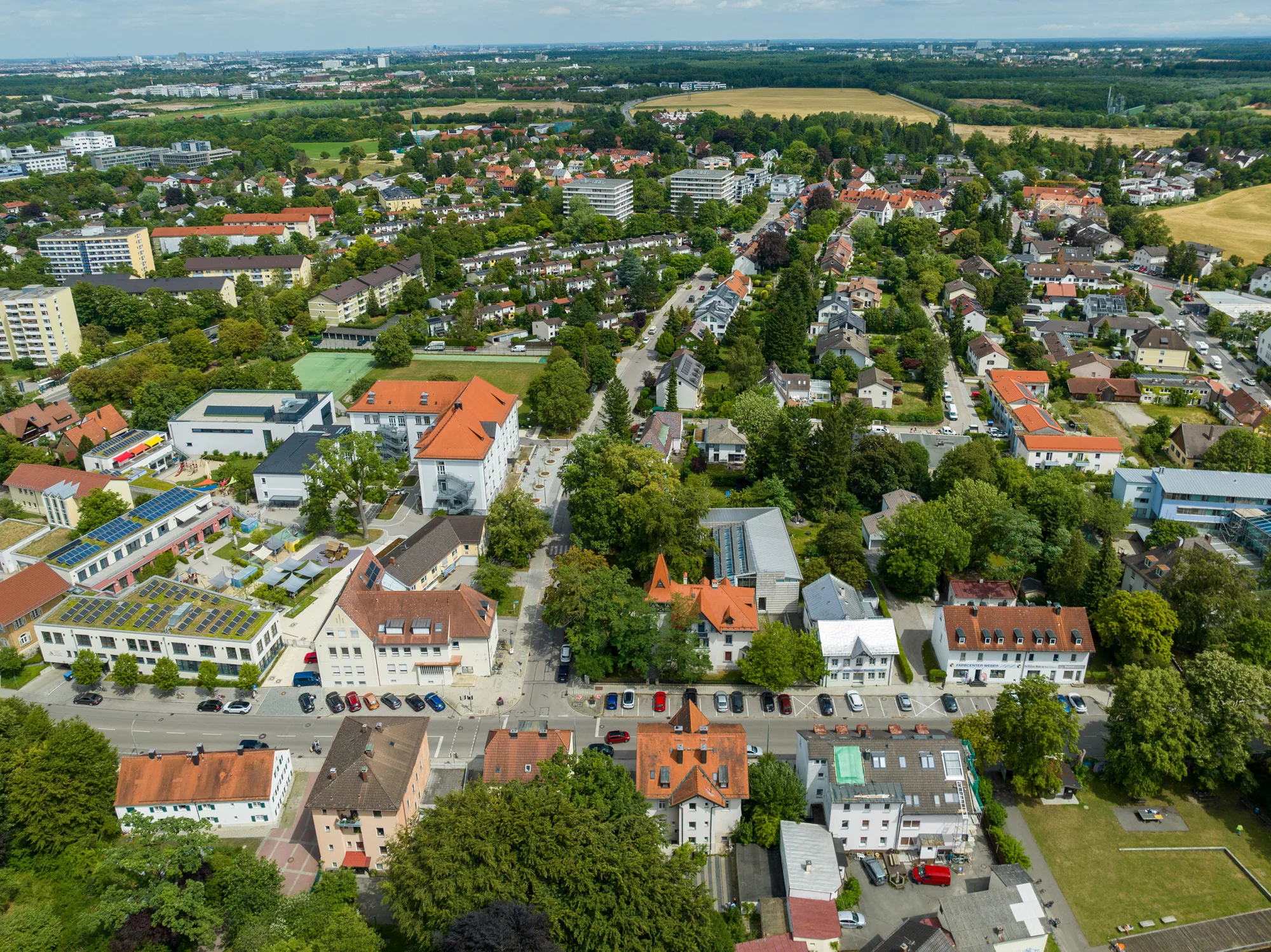 Luftaufnahme einer Wohngegend mit viel Grün.
