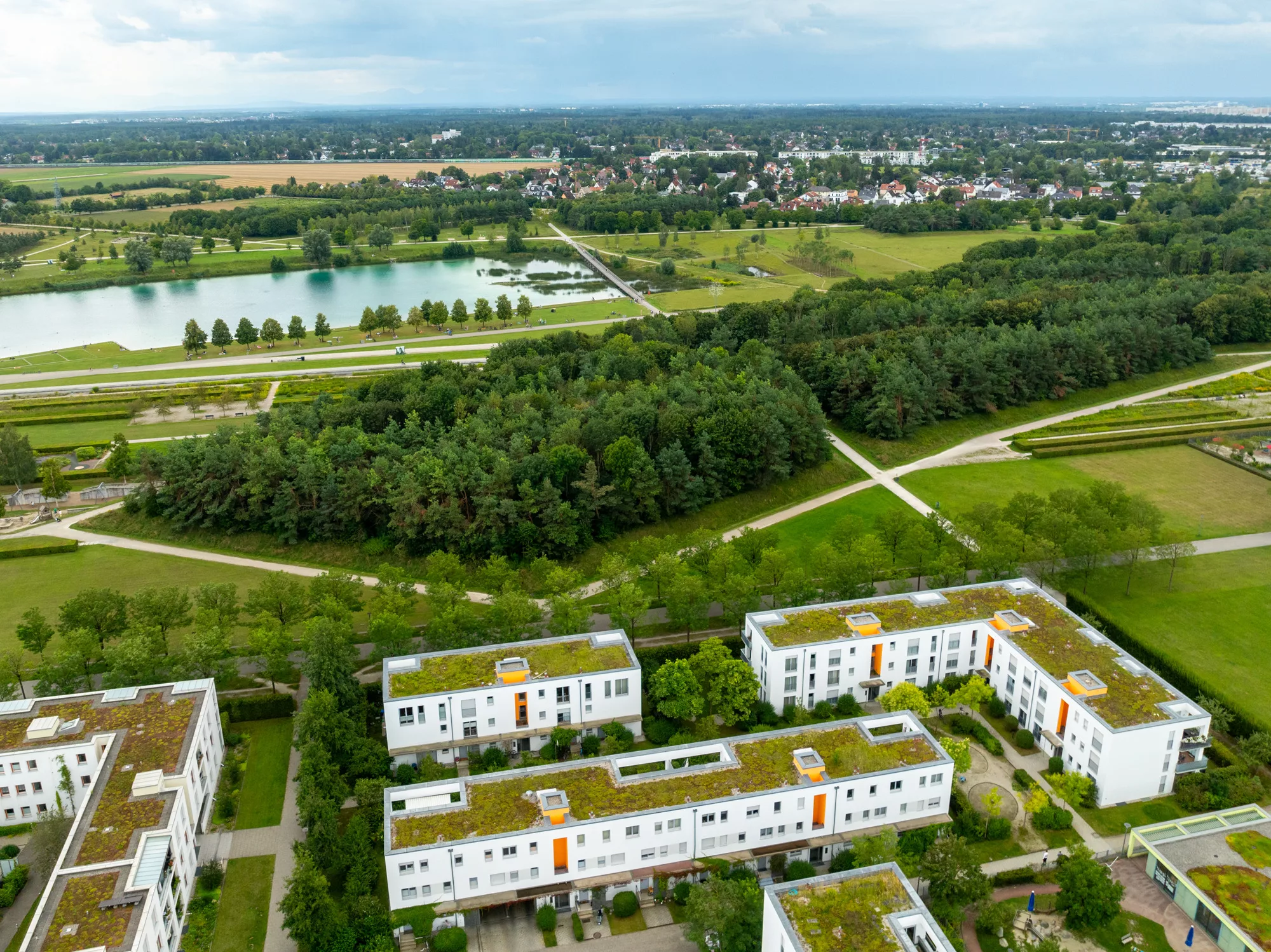 Luftaufnahme von Wohngebieten und Natur