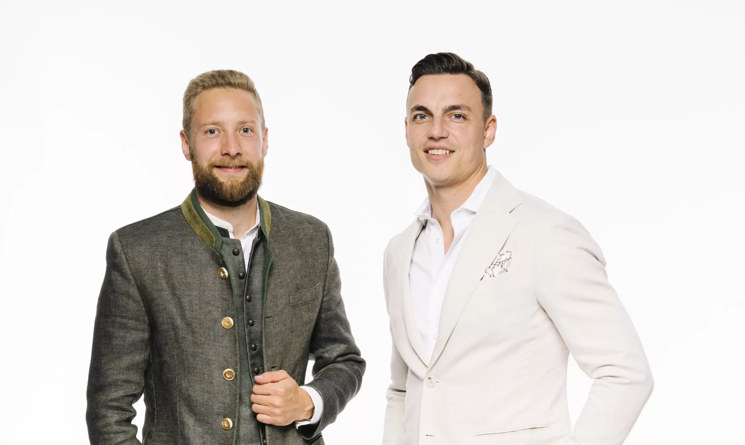 Marius Biller und Alexandar Milosavljevic in eleganter Kleidung portraitiert.