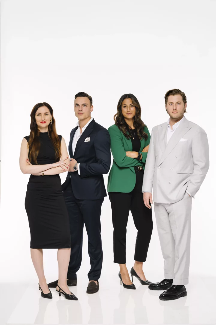 Das Neubau-Vertriebs Team bestehend aus Natalia Ilchyshyn, Aleksandar Milosavljevic, Kathrin Kuhn und Andreas Pribylla posieren.