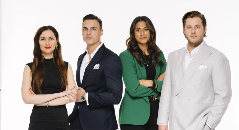 Das Neubau-Vertriebs Team bestehend aus Natalia Ilchyshyn, Aleksandar Milosavljevic, Kathrin Kuhn und Andreas Pribylla posieren.