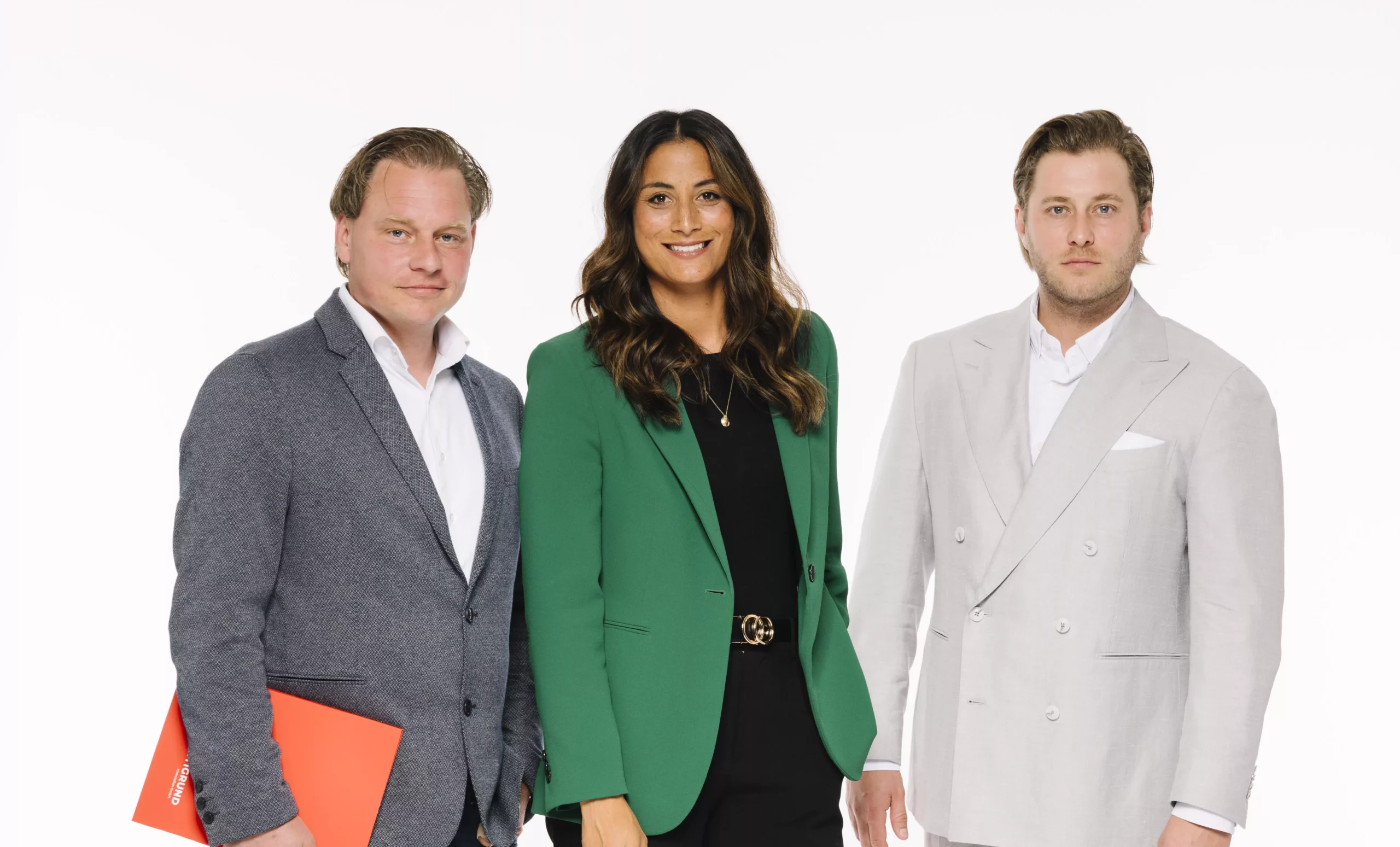Dominik Müller, Kathrin Kuhn und Andreas Pribylla in formeller Kleidung vor weißem Hintergrund.
