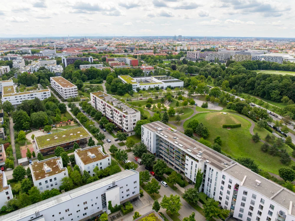 Luftaufnahme von Schwabing West mit Grünflächen.