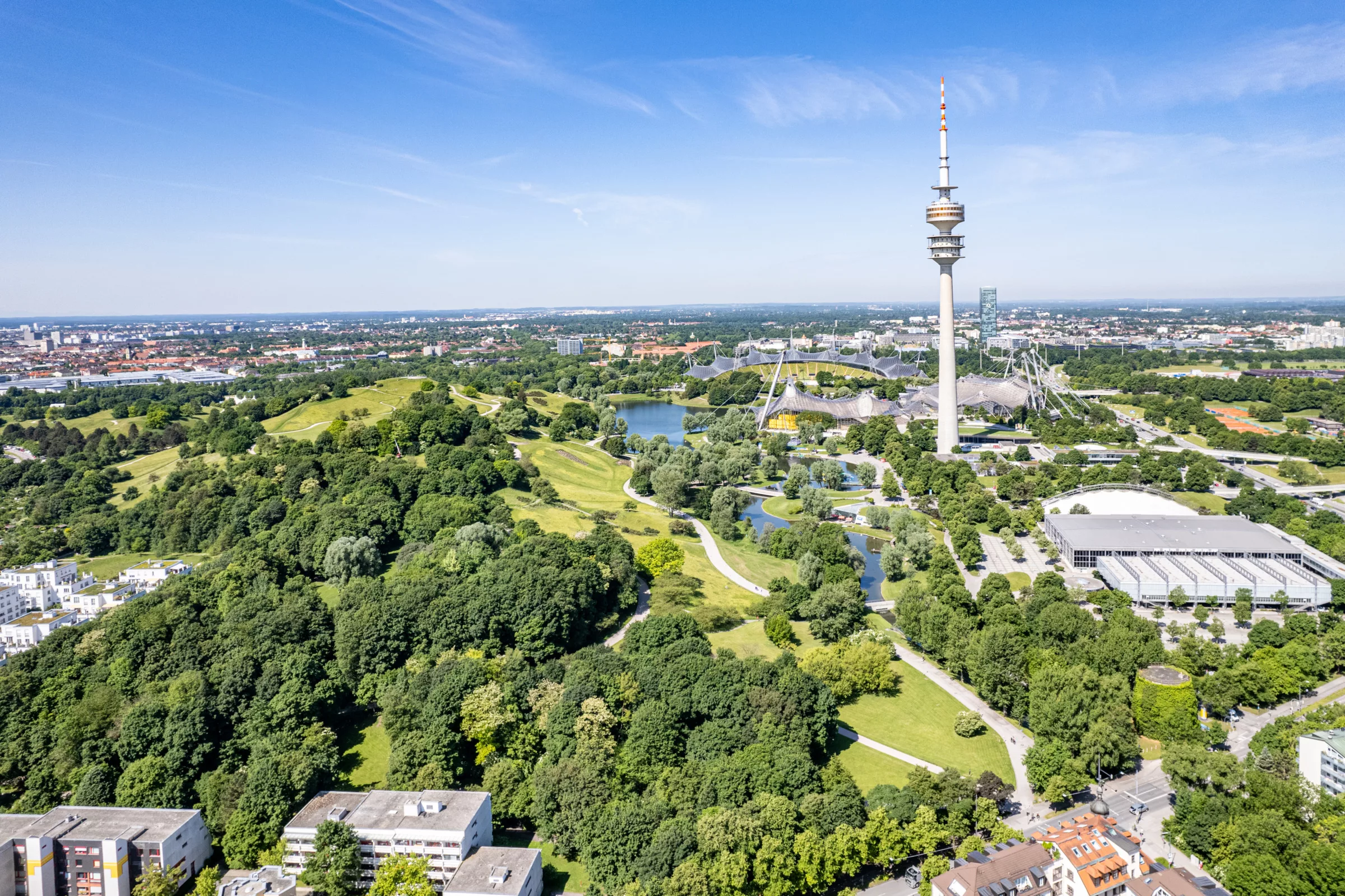 Luftaufnahme von Münchens Olympiapark und Fernsehturm